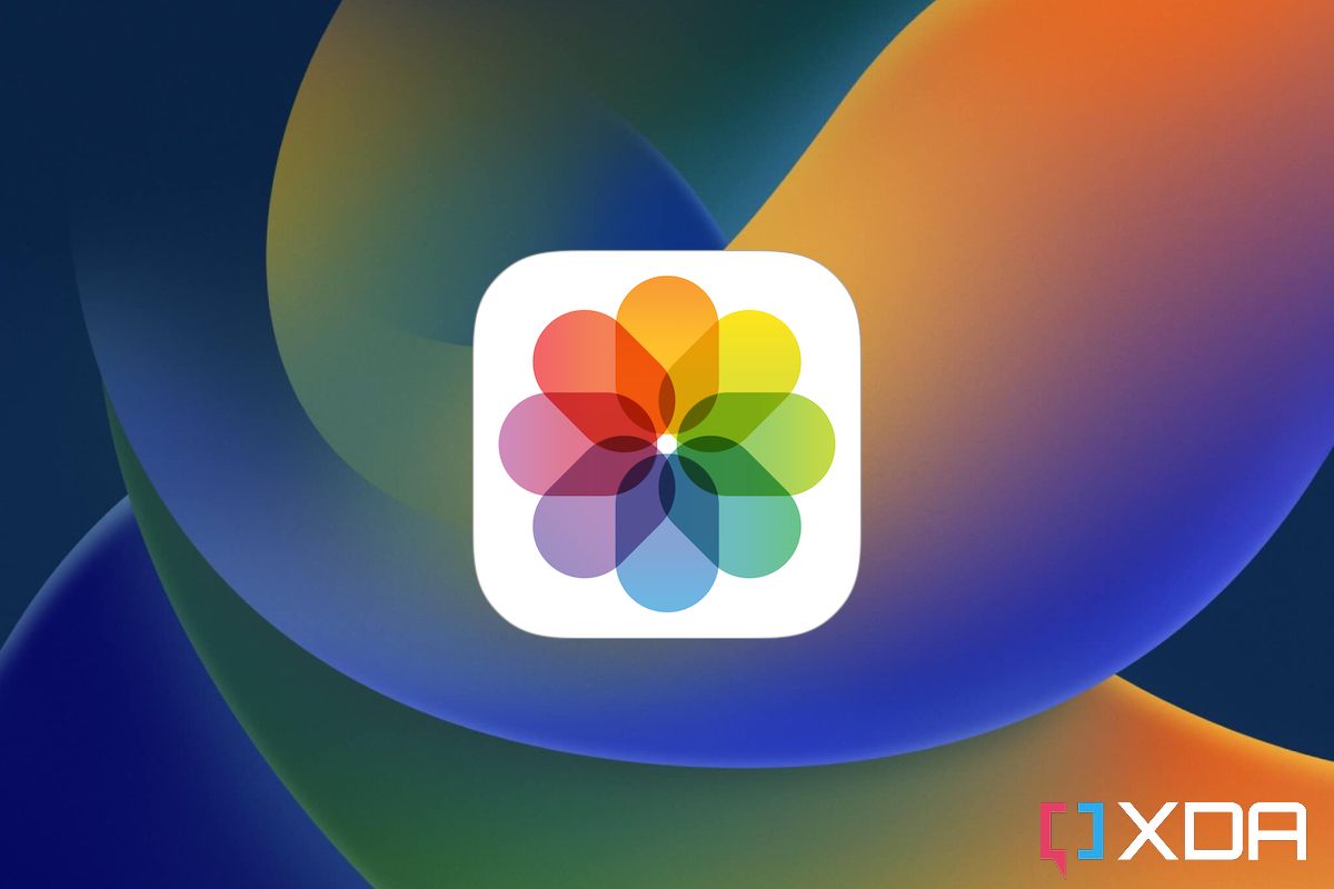 Photos icon on iOS 16 wallpaper
