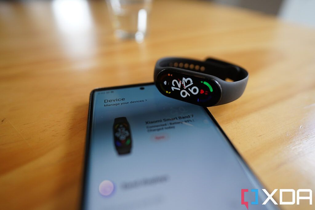 Xiaomi Smart Band 7 with a Samsung Galaxy S22 Ultra