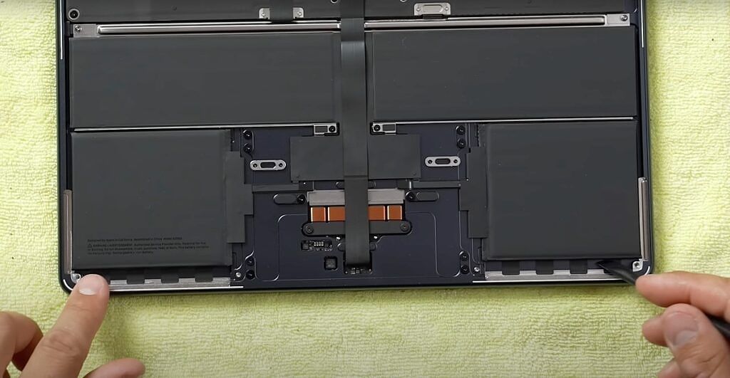 MacBook Air M2 2022 battery pull-tabs