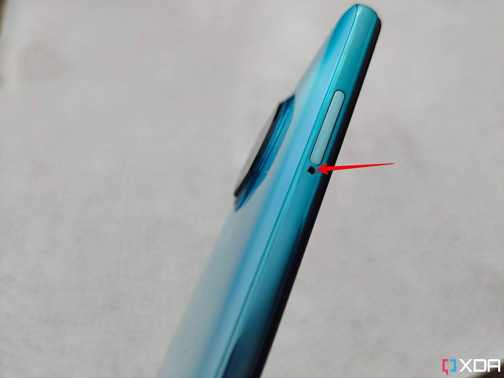How to insert a memory card in your phone to expand storage