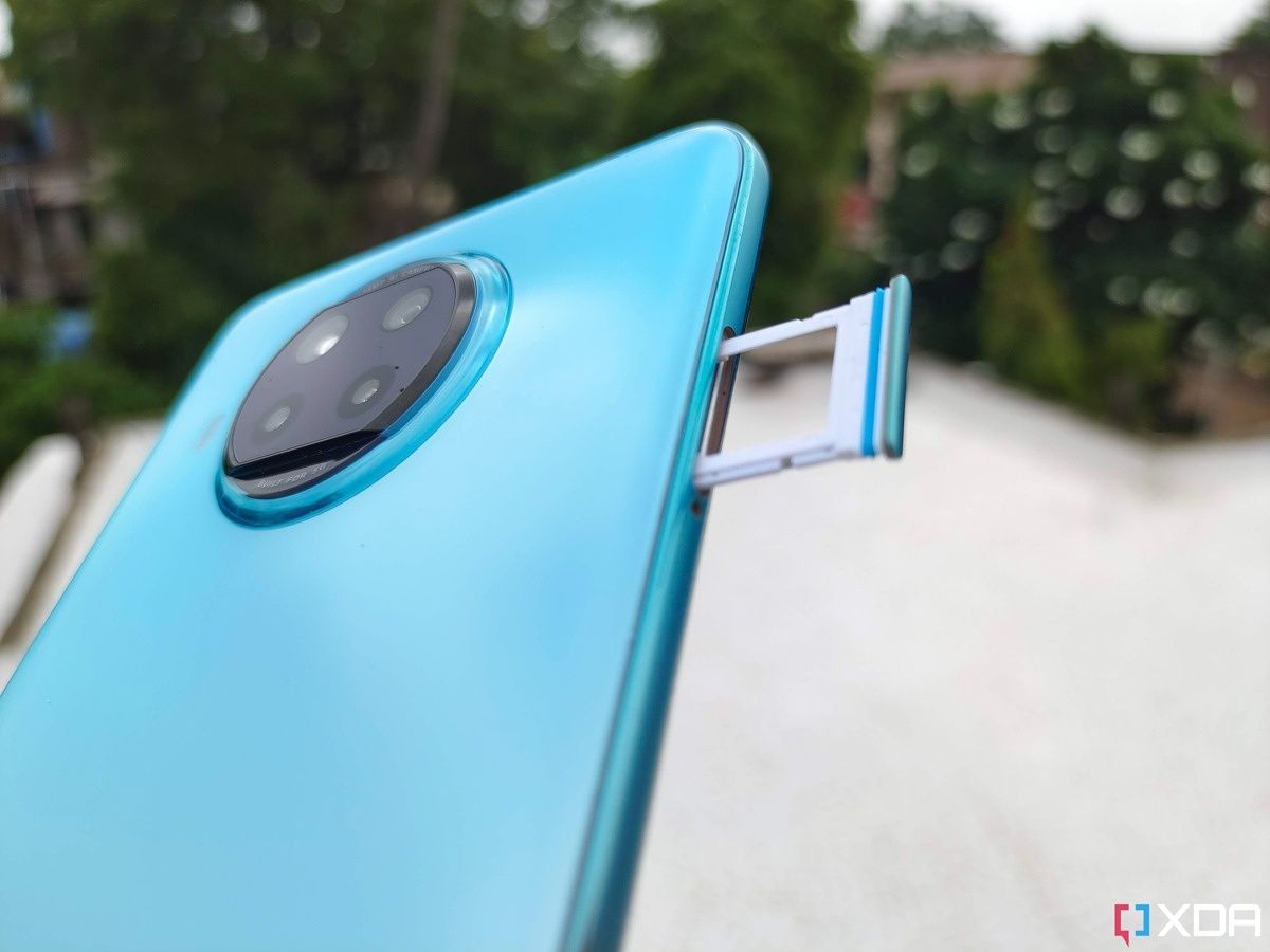 How to insert a SIM card in your Android phone