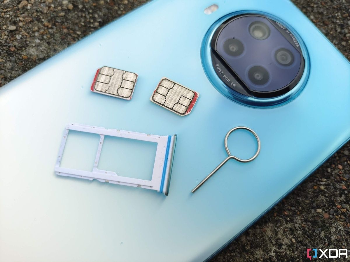 How to insert a SIM card - Tutorial 