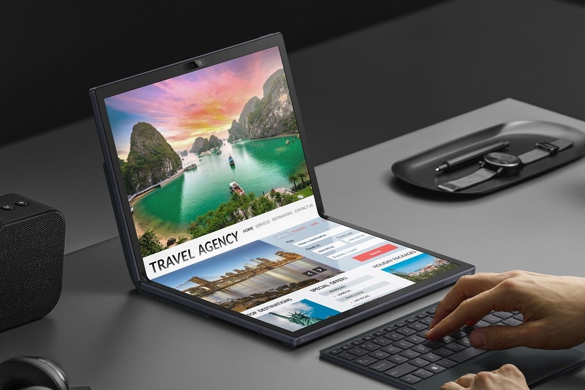 Asus Zenbook 17 Fold OLED in Extended mode