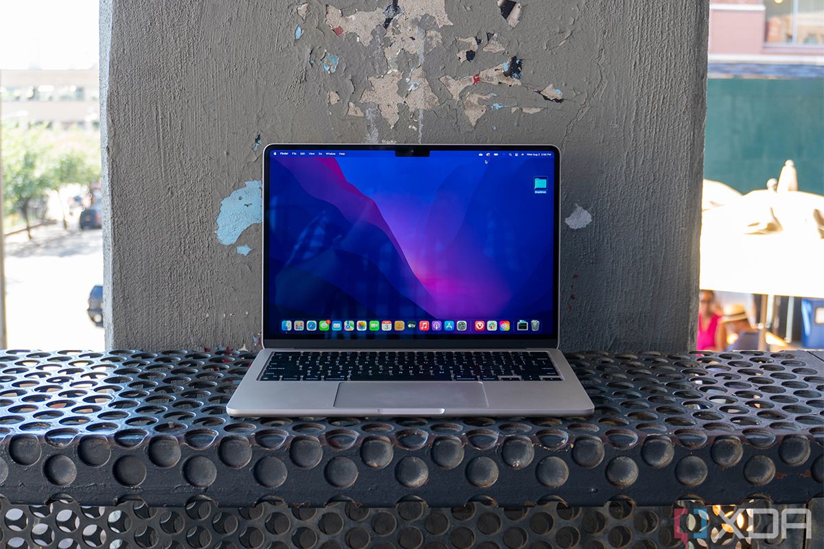 MacBook Air M2 drops $200, falling to lowest price ever