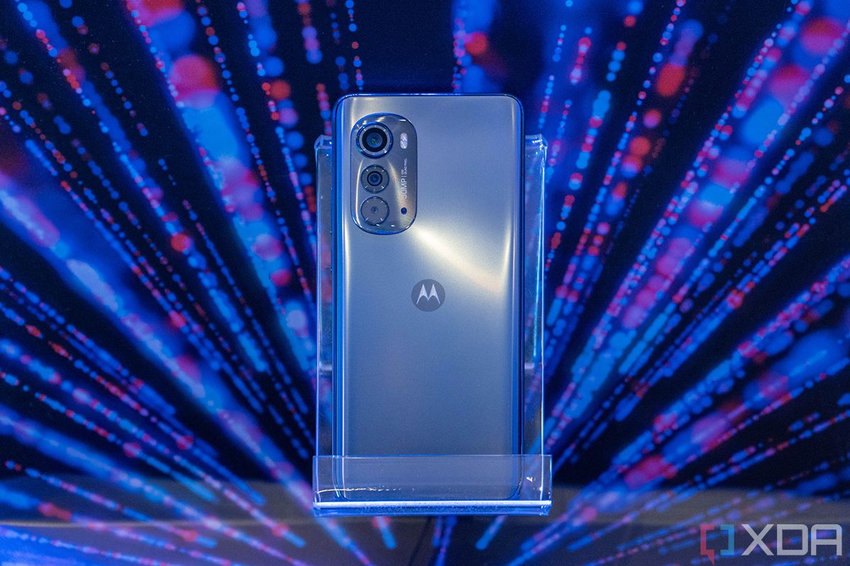 Motorola Edge mit farbigem Hintergrund