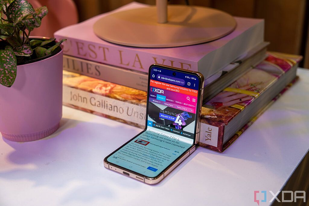 Galaxy Z Flip 4 at a 90-degree angle