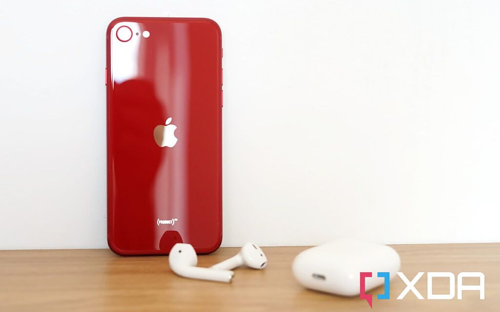 iPhone SE 2022 Product Red and AirPods