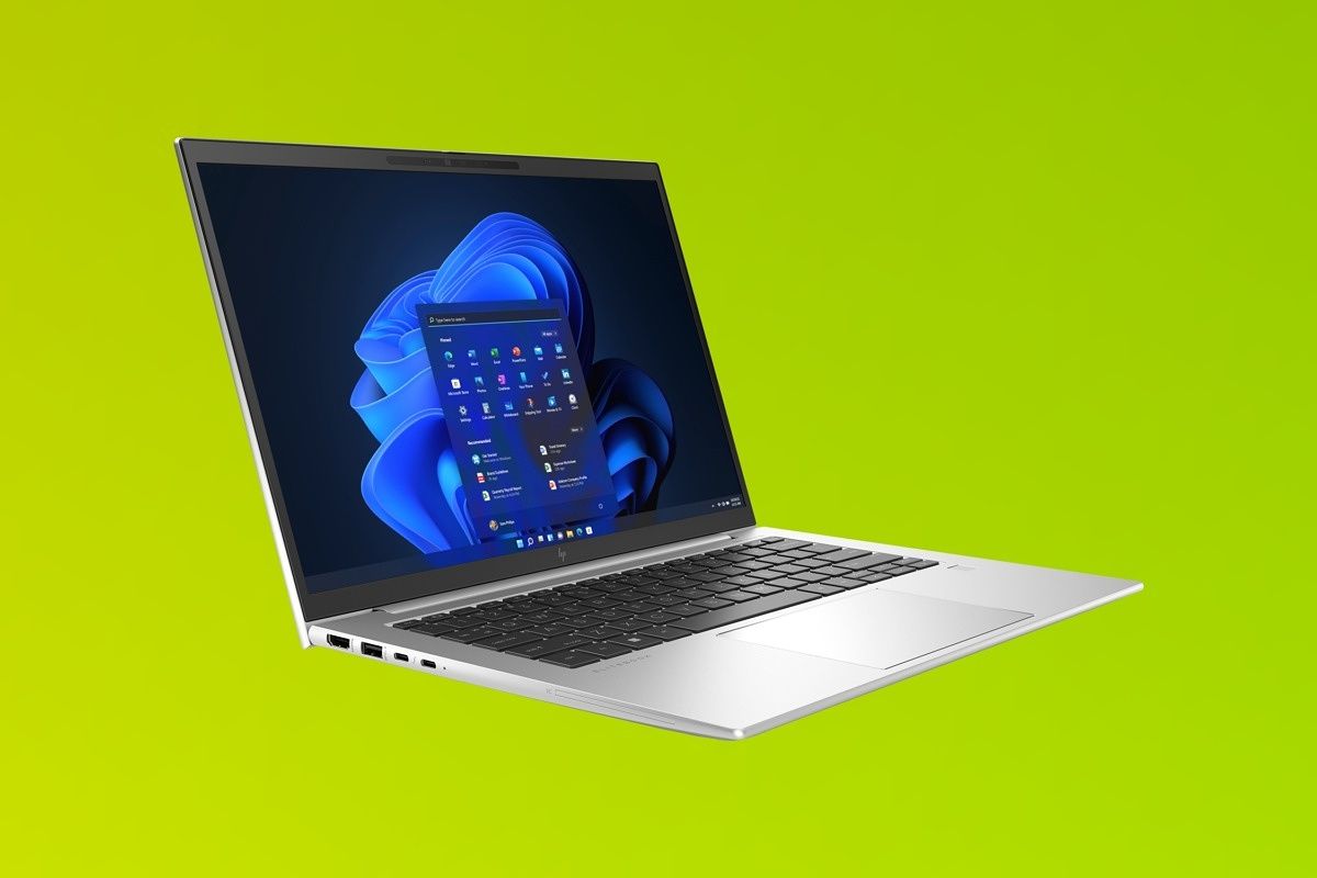 Right angle view of the HP EliteBook 840 G9 over a gradient green background