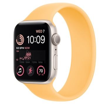 The Starlight variant of the Apple Watch SE 2 has a light gold finish that looks great with this Sunglow Solo Loop band.