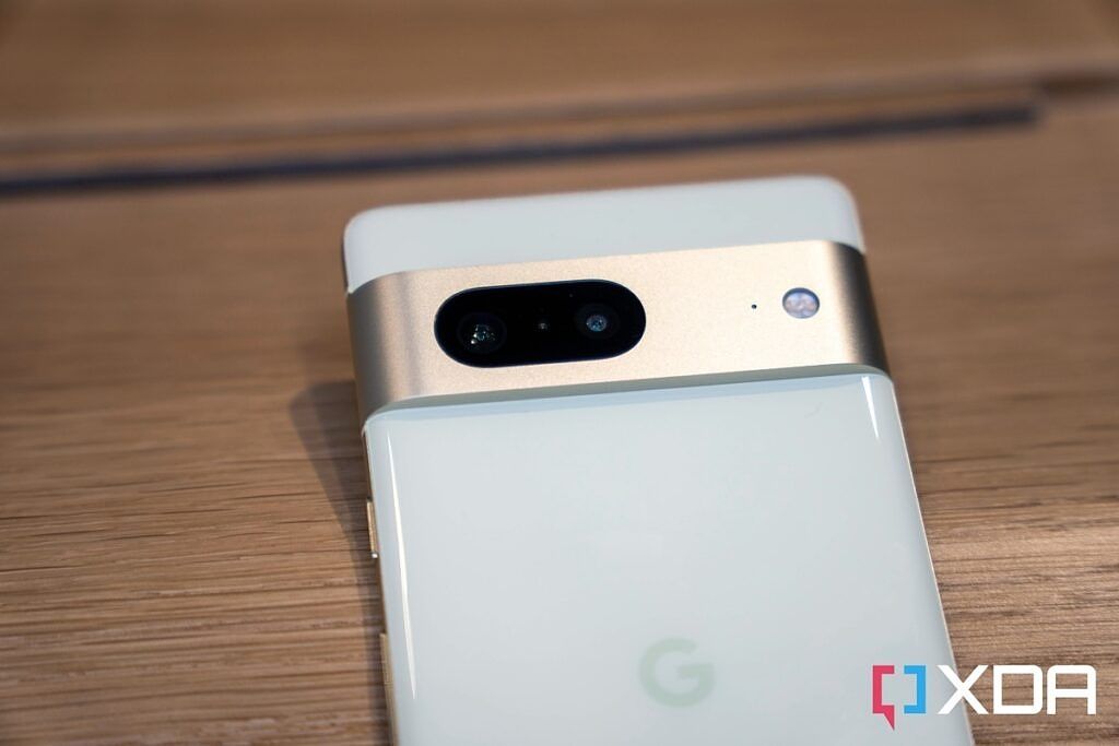 Google Pixel 7 camera visor