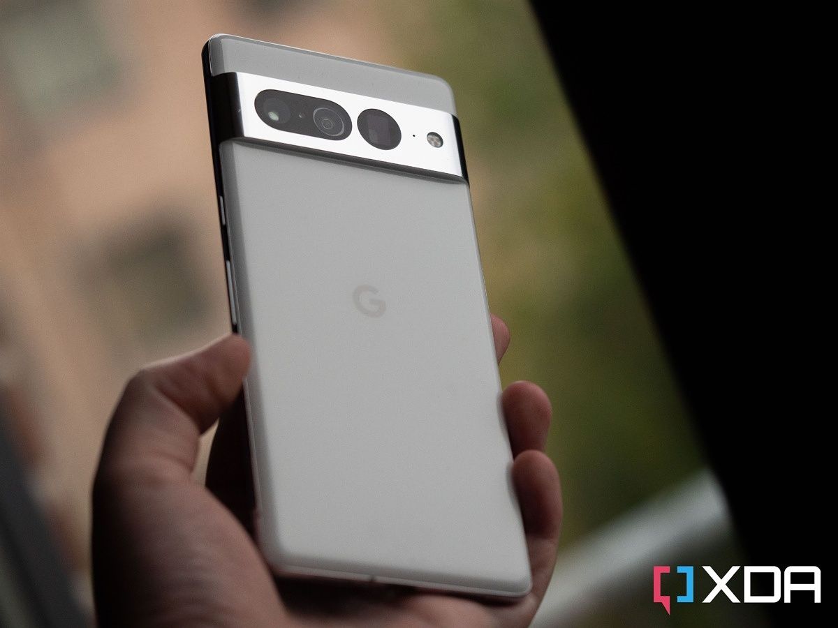 Google Pixel 7 Pro in hand