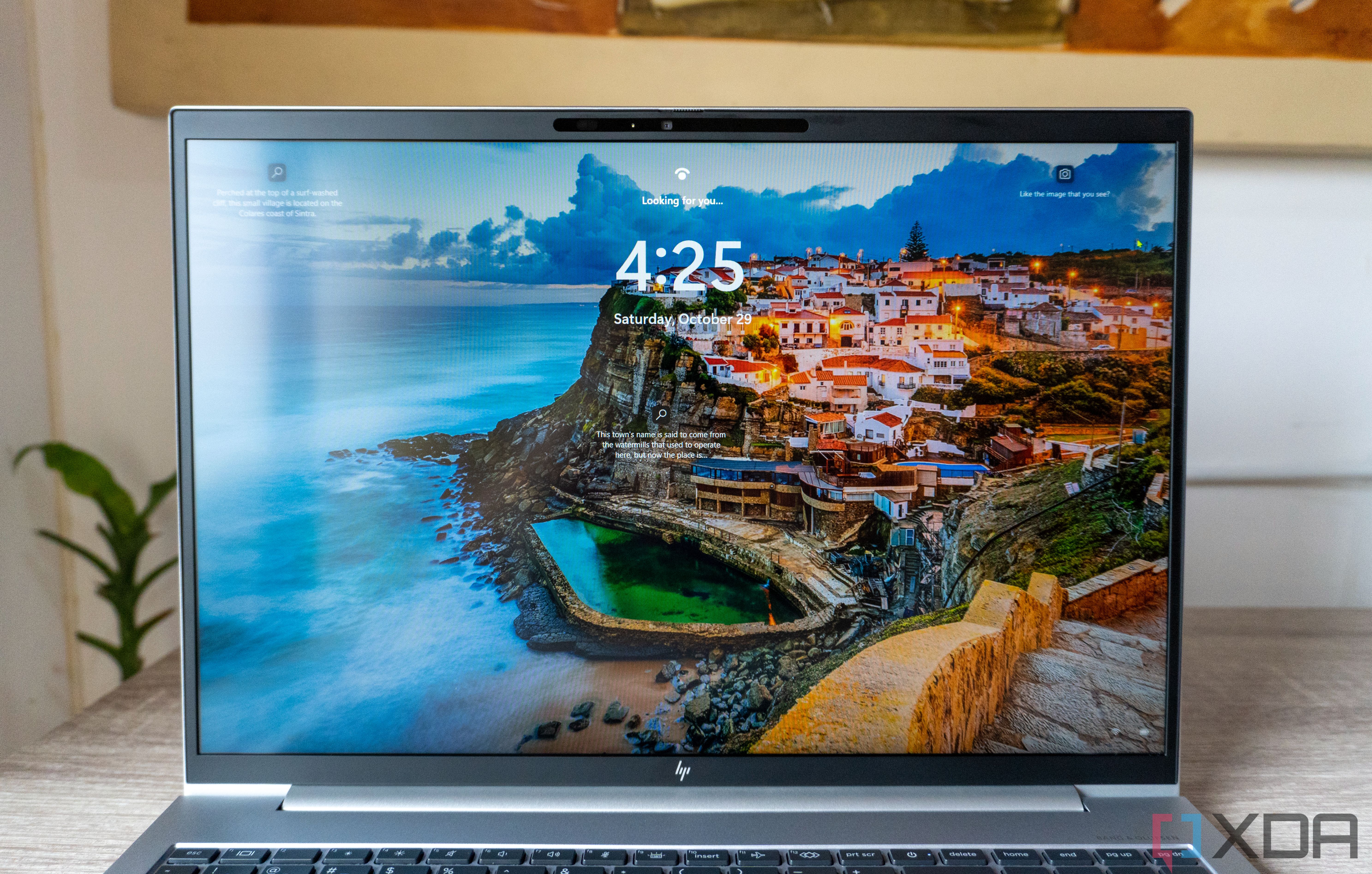 Vista de primer plano de la pantalla del HP EliteBook 865 G9 que muestra un fondo de pantalla de bloqueo