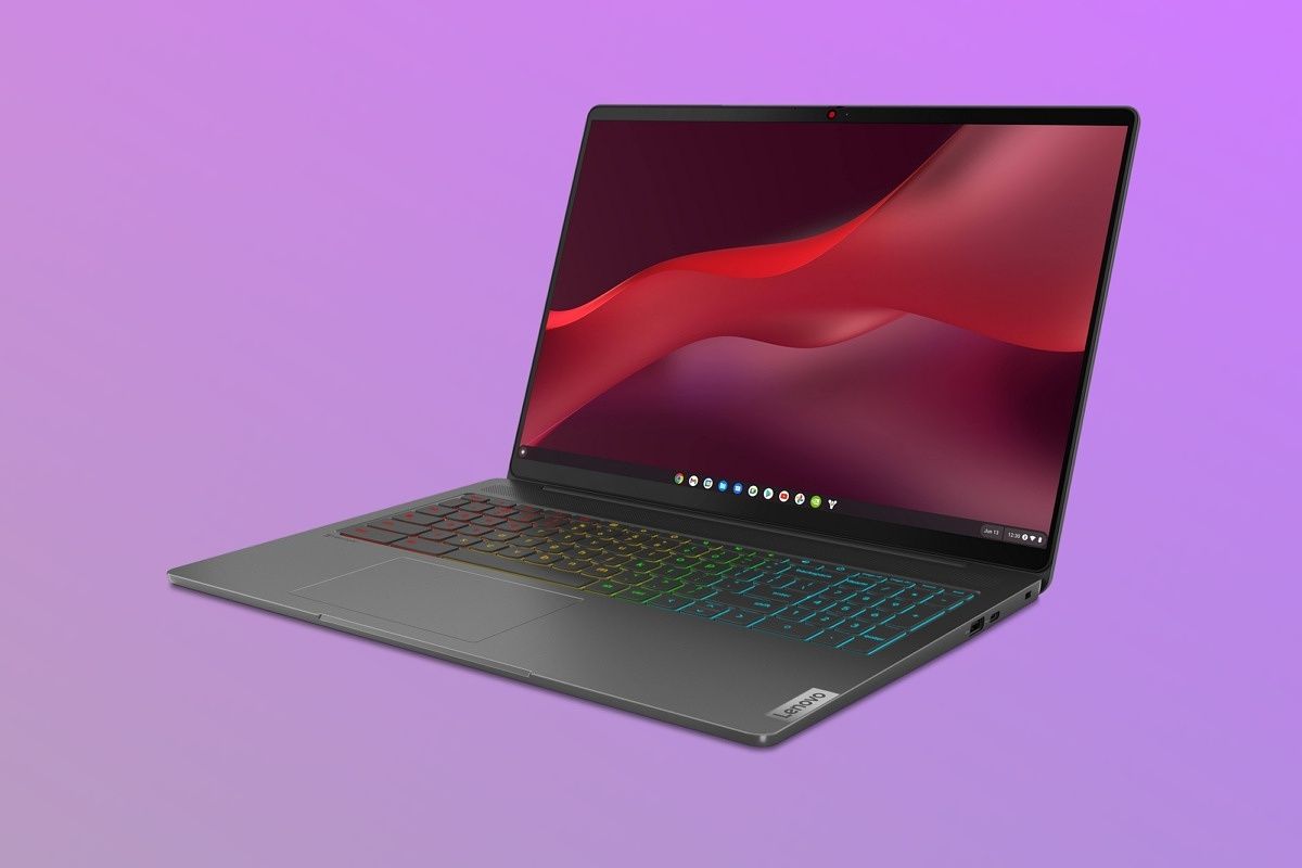 Vista en ángulo de la Chromebook Lenovo IdeaPad Gaming sobre un fondo degradado violeta