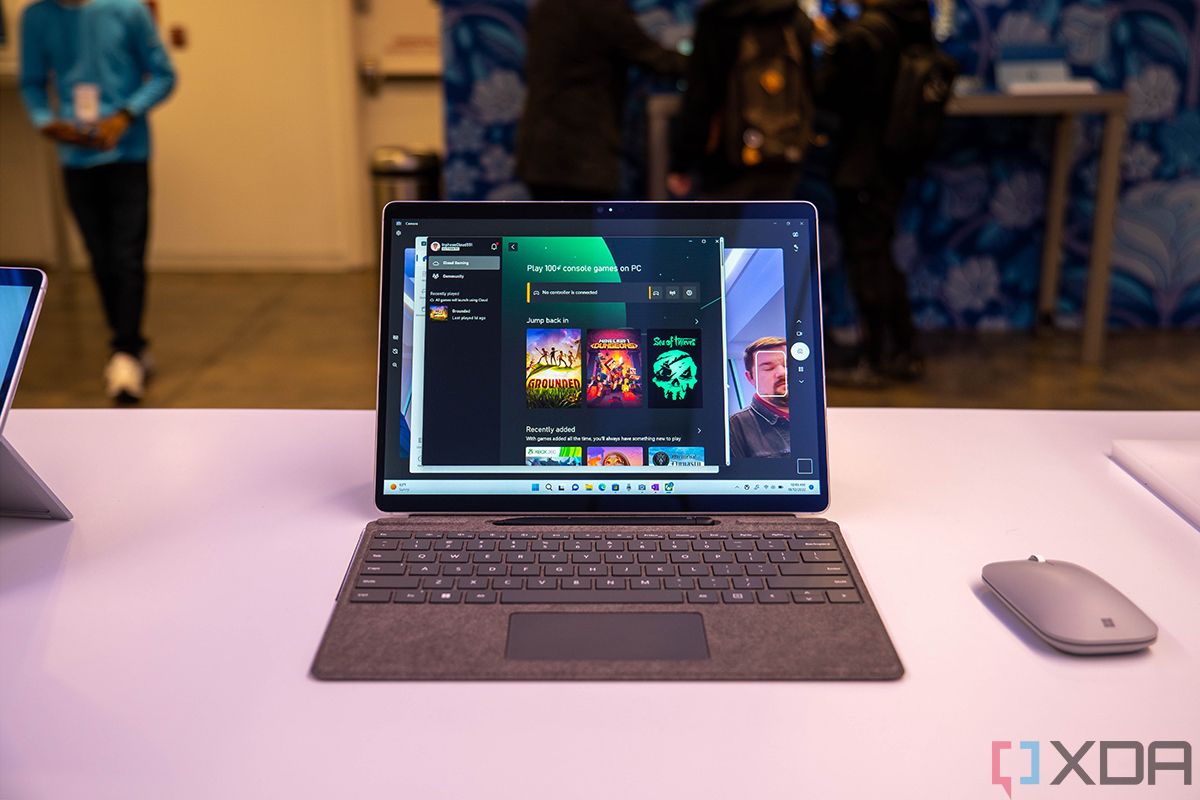 Front view of the Surface Pro 9 with 5G in Platinum, with a Signature Keyboard attached and a mouse next to it