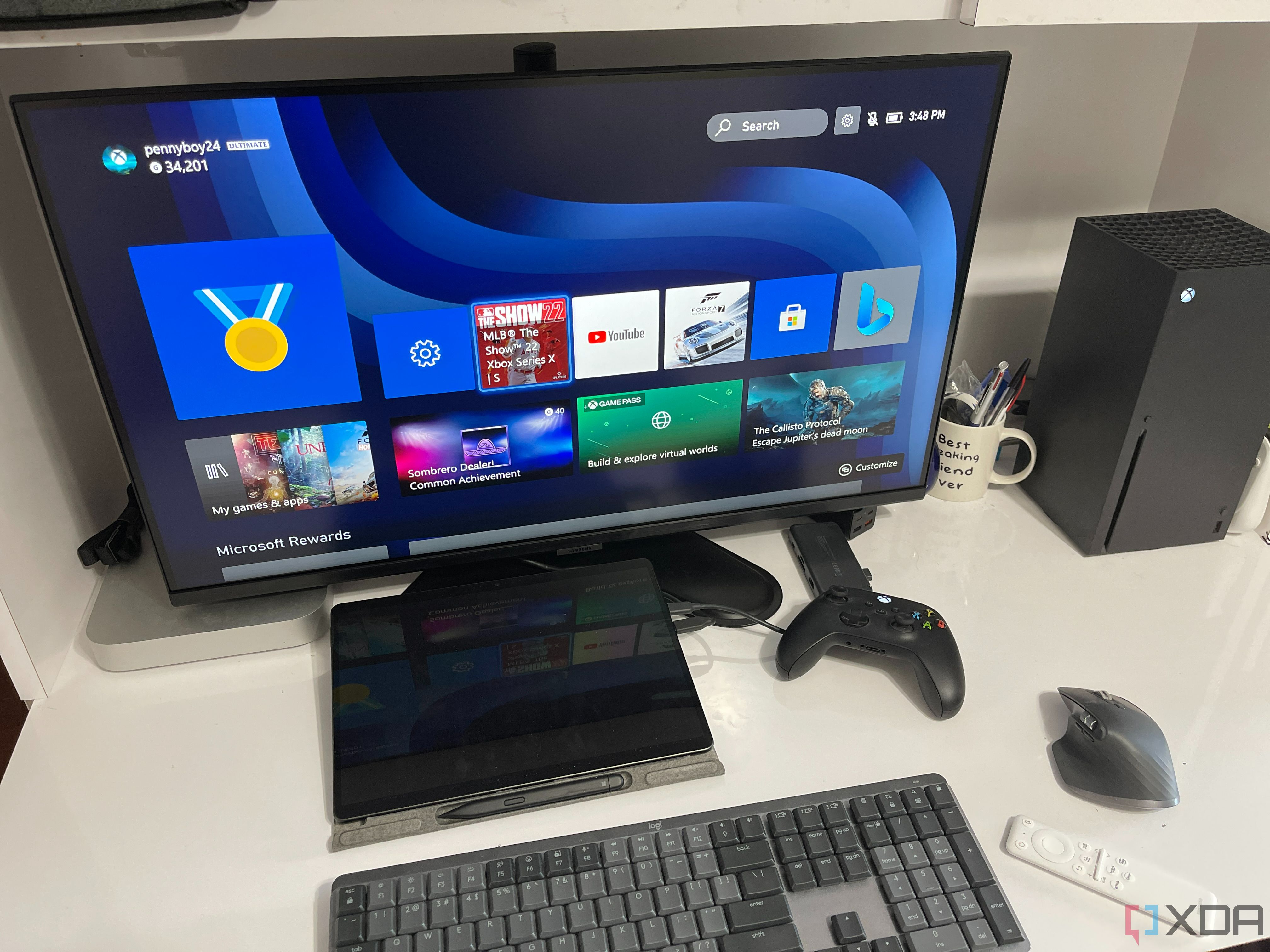 Une Surface Pro 8 et une Xbox connectées au Samsung Smart Monitor M7