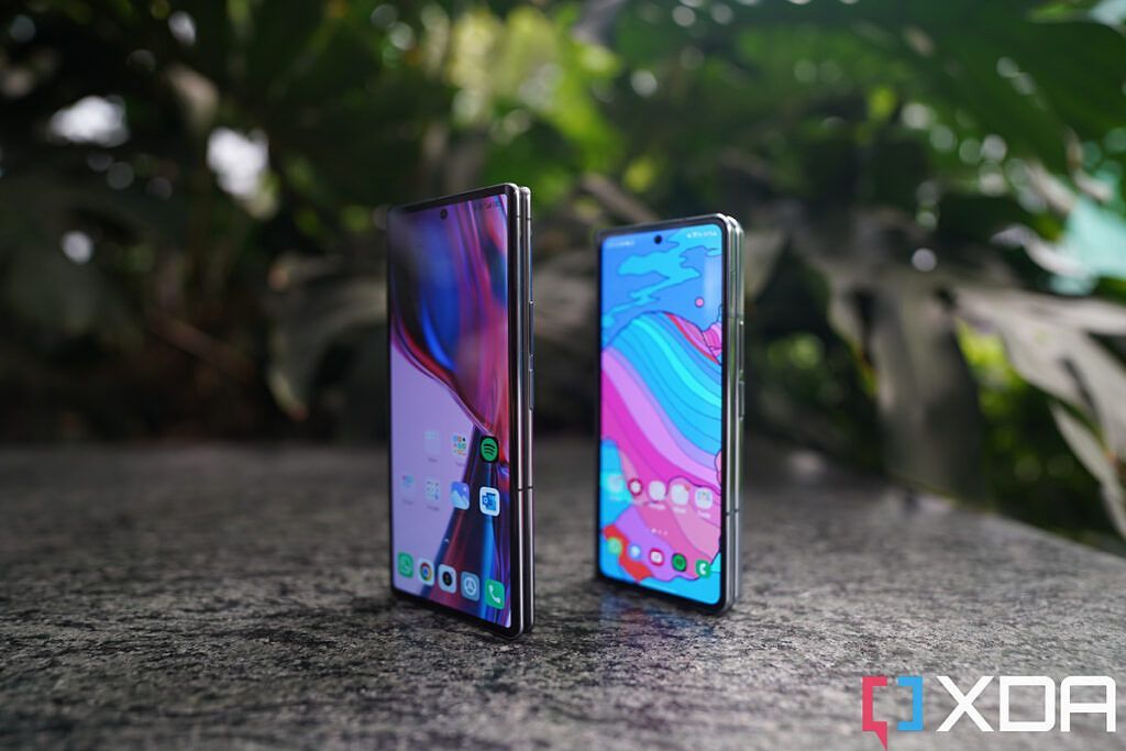 Xiaomi Mix fold 2 (left) and Galaxy Z Fold 4 (right)