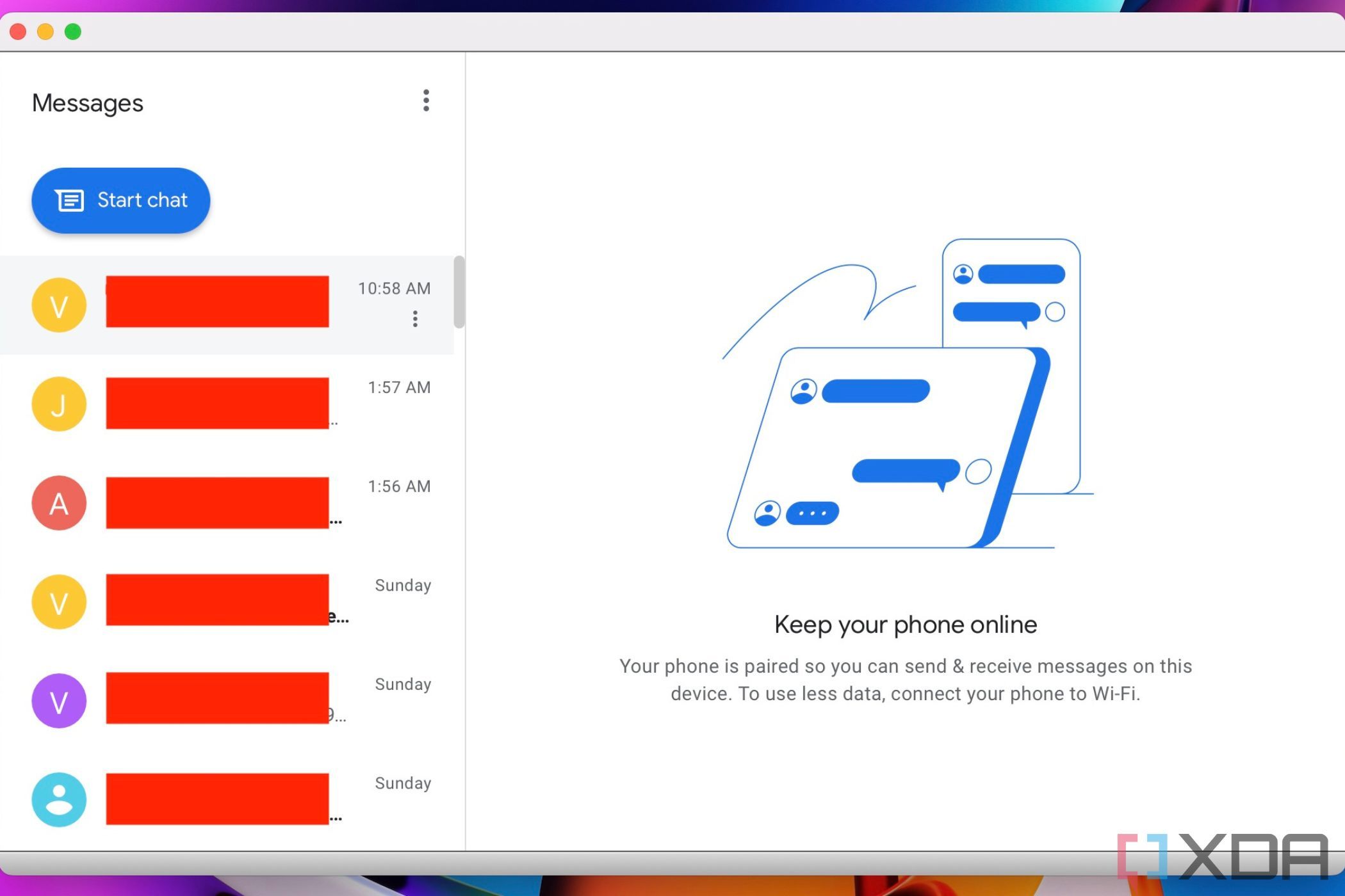 Una imagen que muestra la captura de pantalla de la aplicación web Google Messages en Mac con fragmentos de texto ocultos con barras de color rojo en la barra lateral derecha.