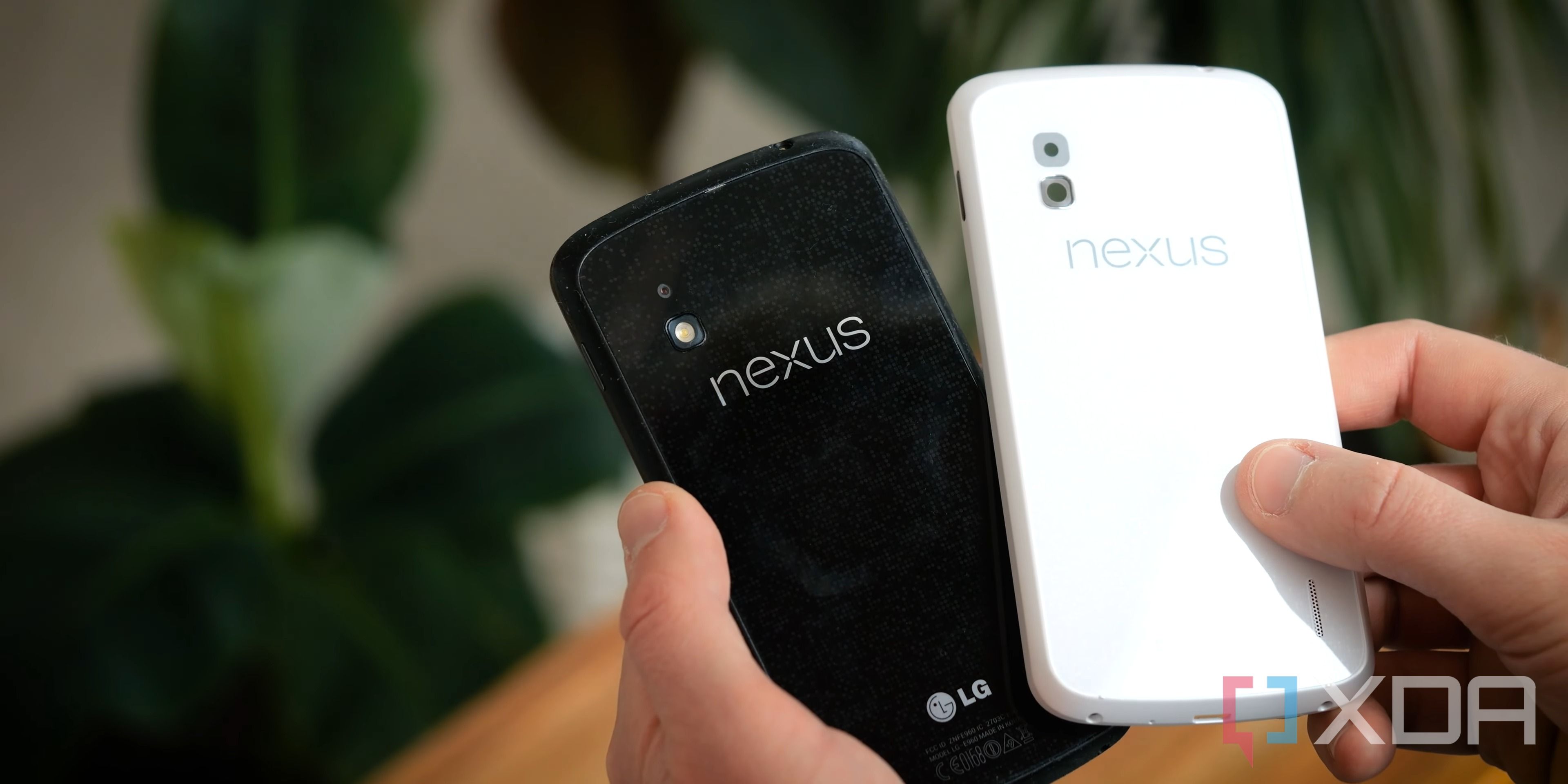 Google-Nexus-4-Black-and-White