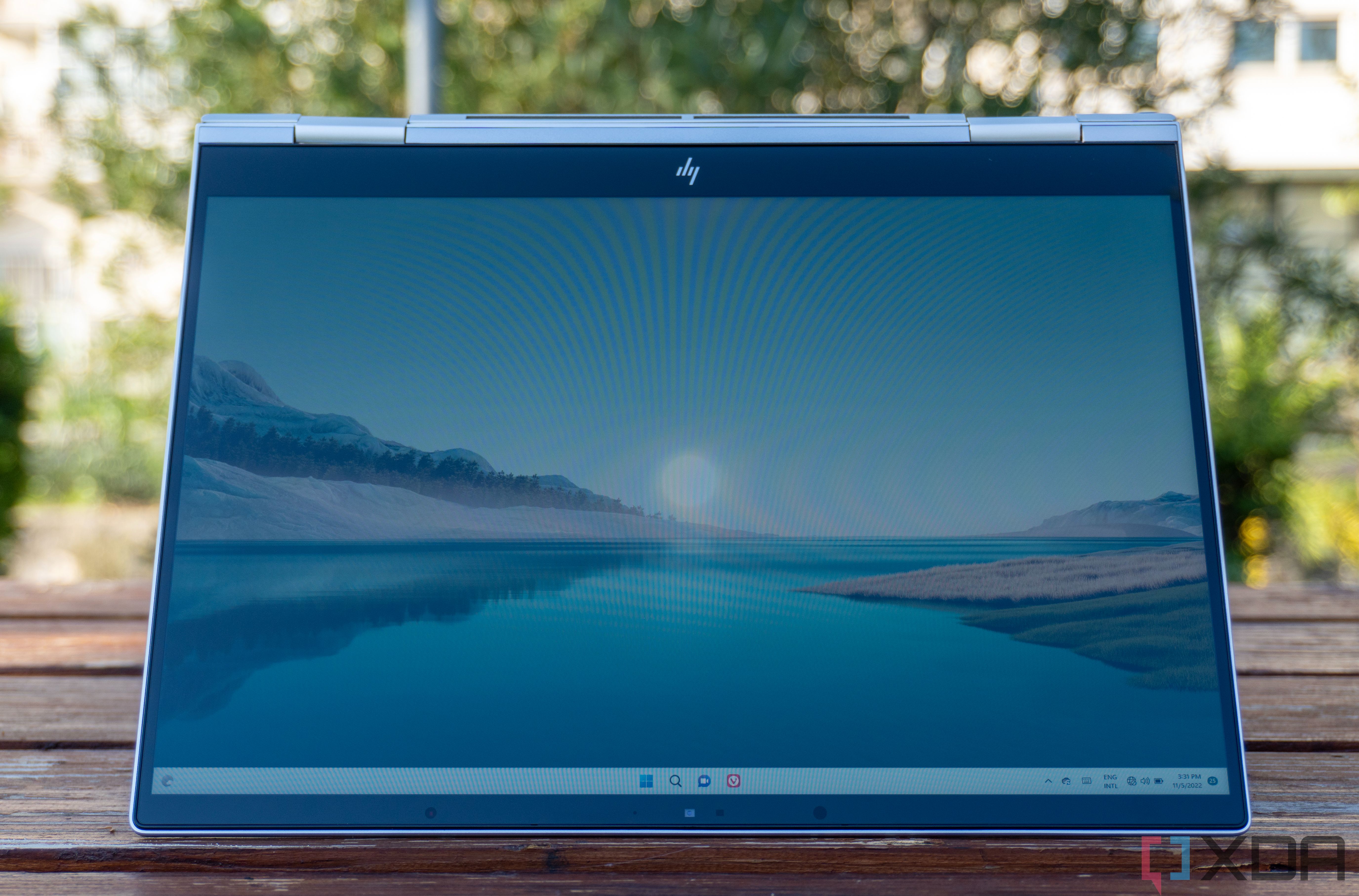 Vorderansicht des HP Envy x360-Displays, während sich der Laptop im Tent-Modus befindet