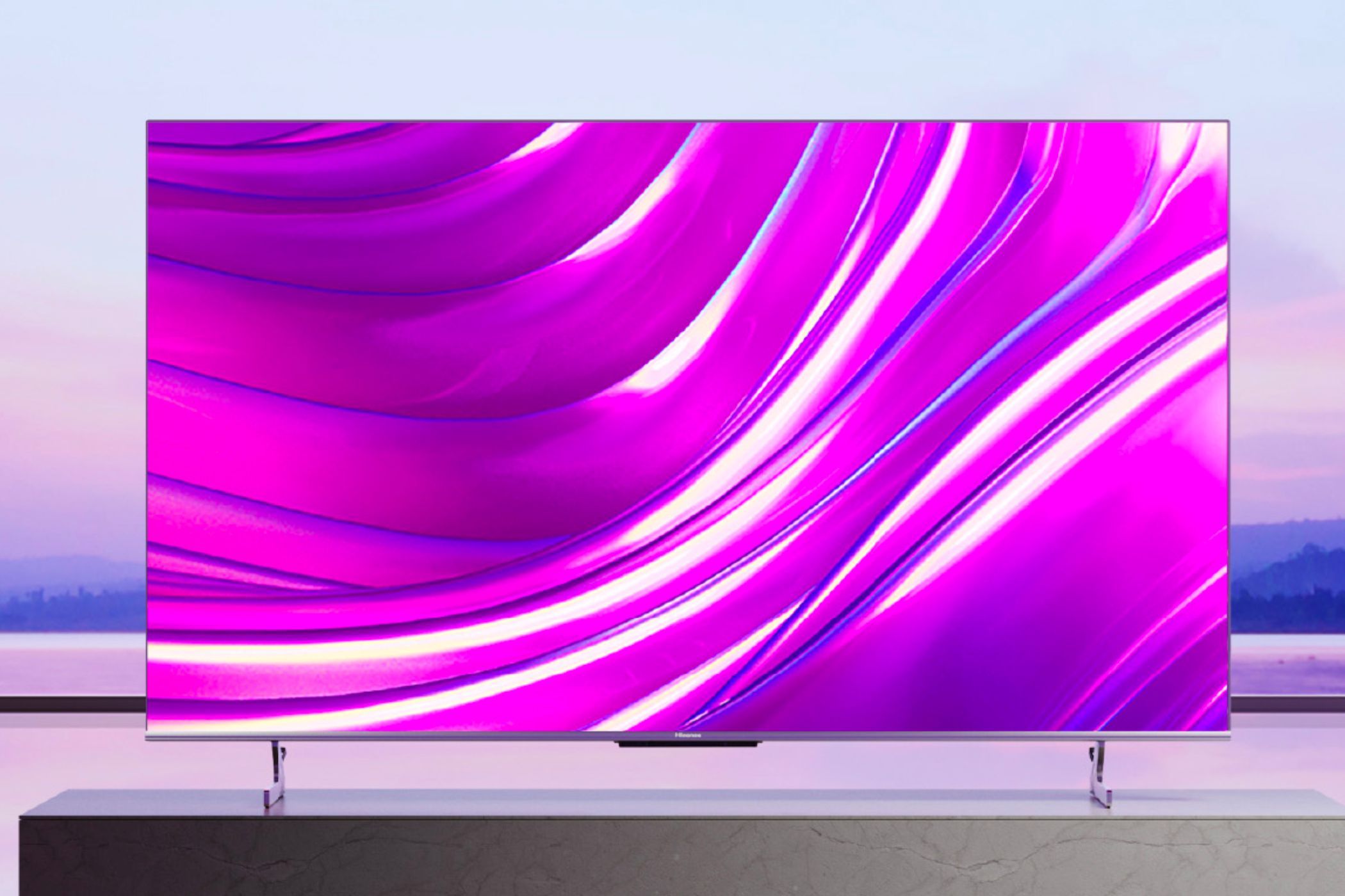 Una imagen que muestra el televisor Hisense U8H QLED sobre un mueble con acabado de mármol.