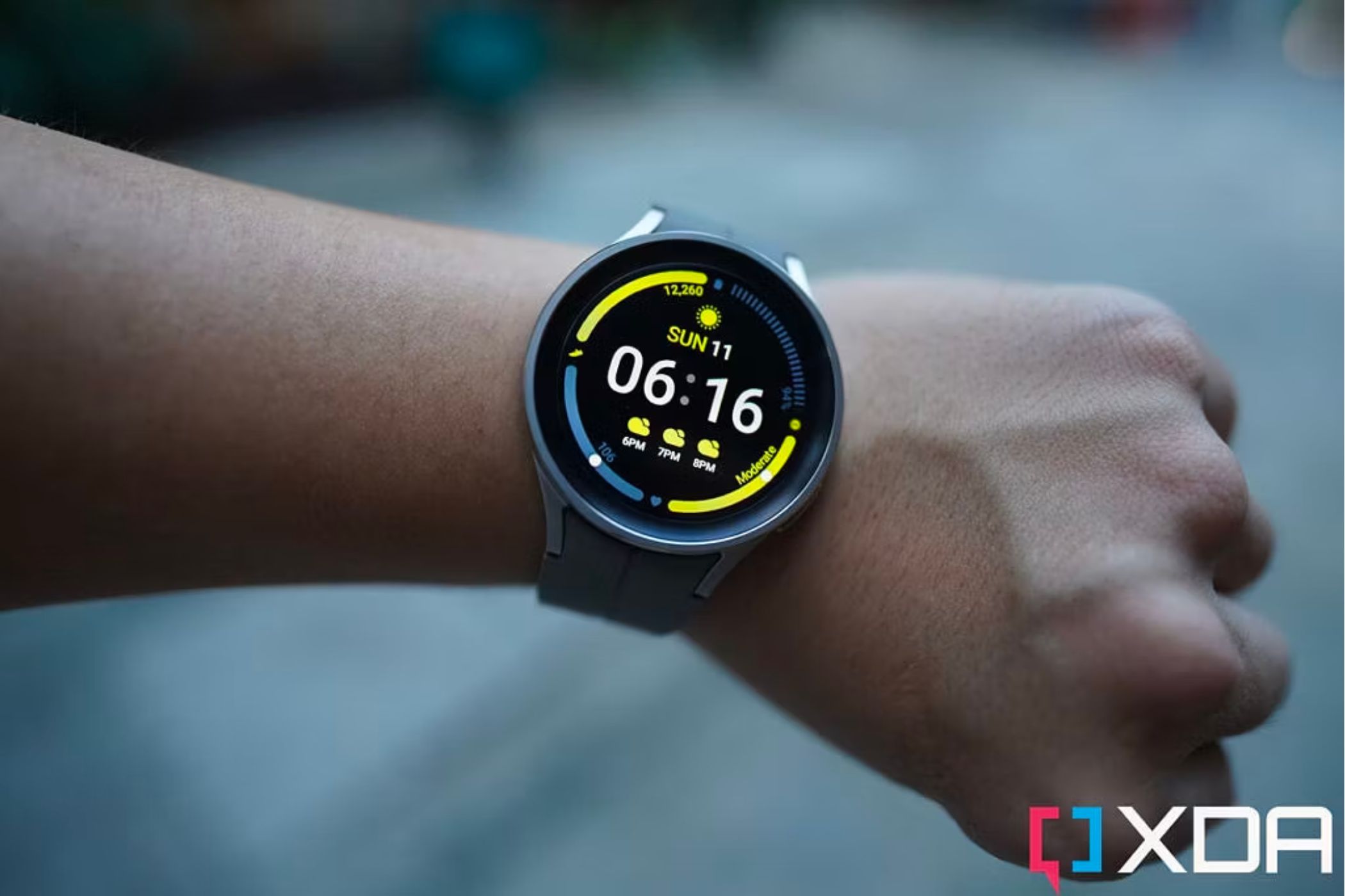 Samsung Galaxy Watch 5 Pro умные часы на запястье человека, показывающие время.