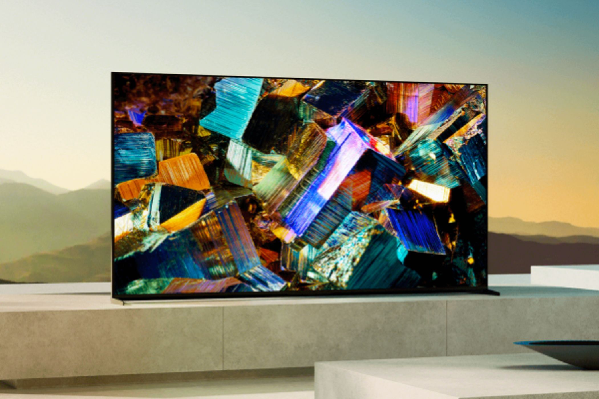 Una imagen que muestra el televisor Sony BRAVIA XR Z9K 8K en un gabinete con acabado de mármol con un paisaje abierto en el fondo.
