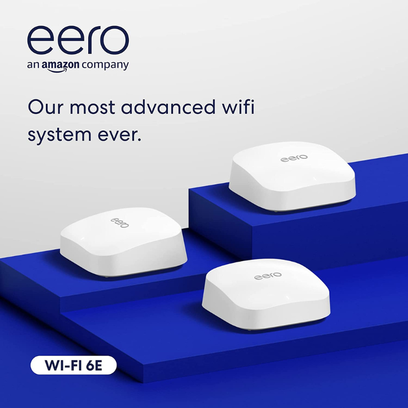 Sistema de Wi-Fi en malla Amazon eero Pro 6E organizado en un sistema de estanterías azules