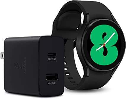 Samsung Galaxy Watch 4 negro con cargador de pared Duo sobre fondo blanco.