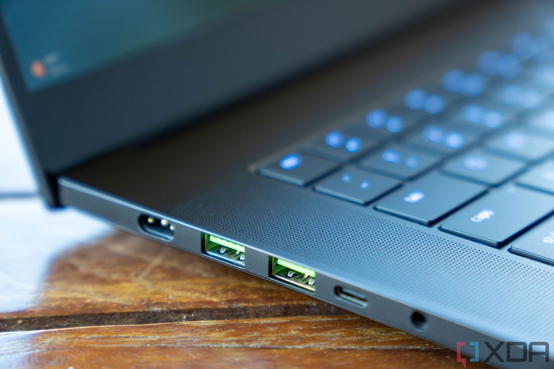 Abgewinkelte Ansicht von USB-Anschlüssen auf schwarzem Laptop
