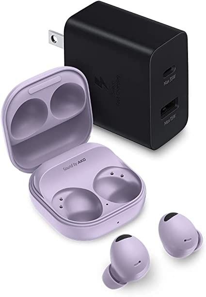 Samsung Galaxy Buds 2 Pro con cargador de pared Duo de 35 W sobre fondo blanco.