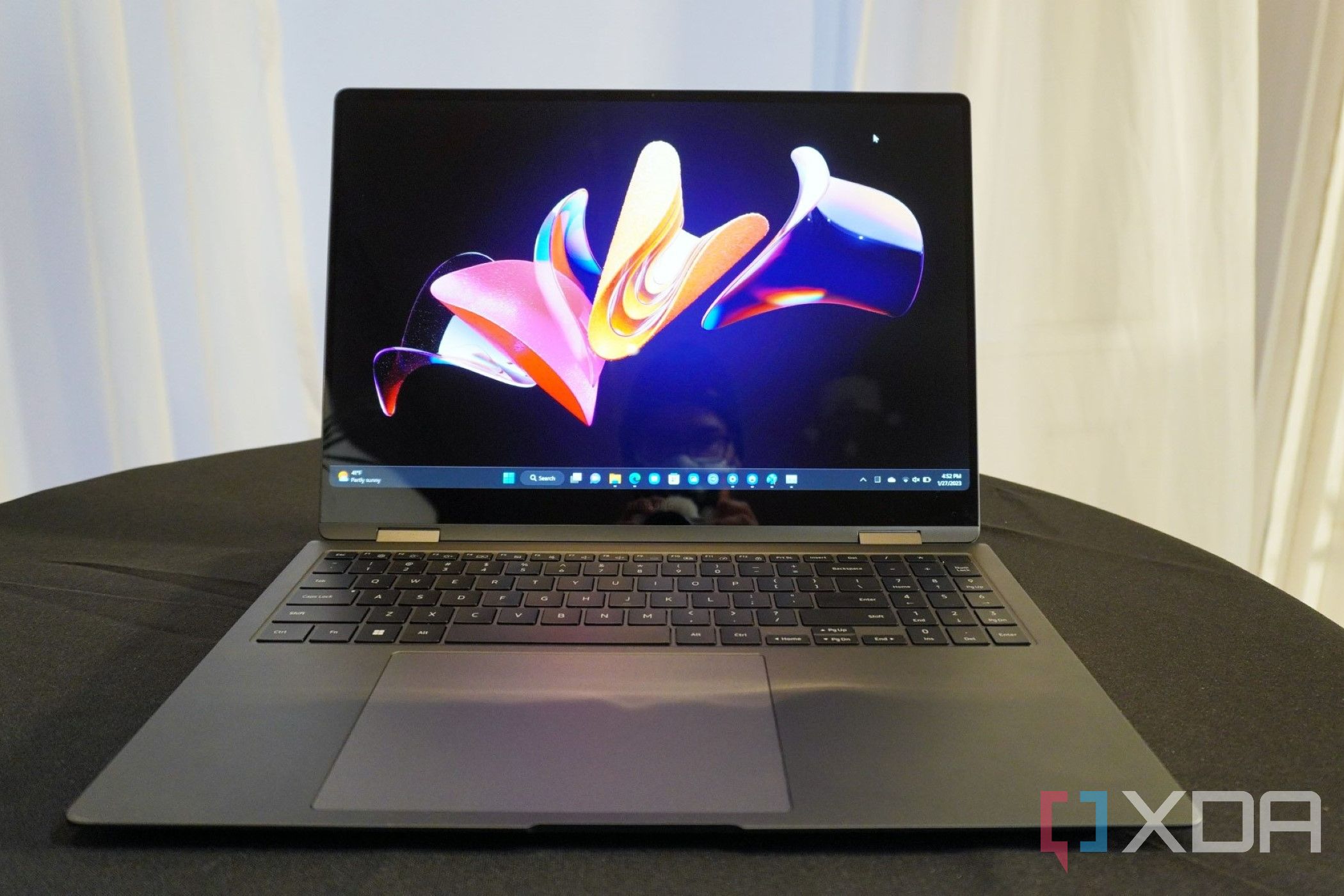 El Galaxy Book Pro 360 sobre un escritorio.