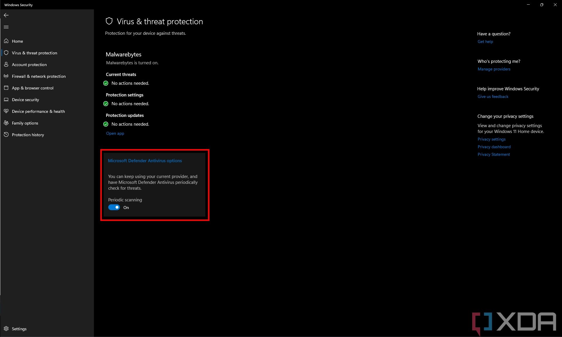Una captura de pantalla de la configuración de protección contra virus y amenazas de Microsoft Defender cuando se instala otro antivirus muestra que la opción de análisis periódico está habilitada.