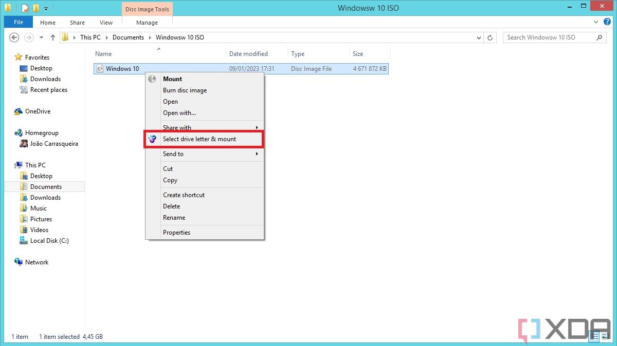 Una captura de pantalla del menú contextual de Windows en el Explorador de archivos que muestra la opción para seleccionar una letra de unidad y montar un archivo ISO usando WinCDEmu.