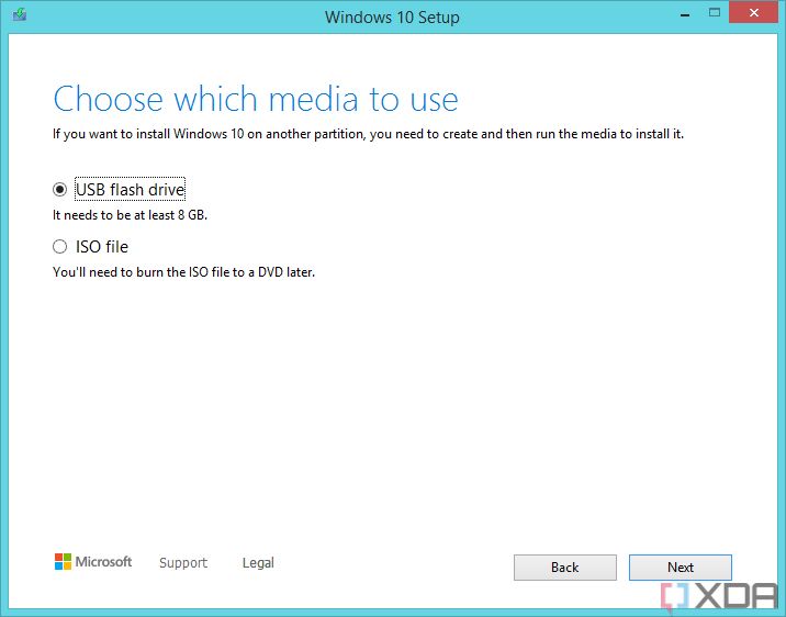 Una captura de pantalla de la Herramienta de creación de medios que pregunta a los usuarios si desean usar una unidad USB o un archivo ISO como medio de instalación.