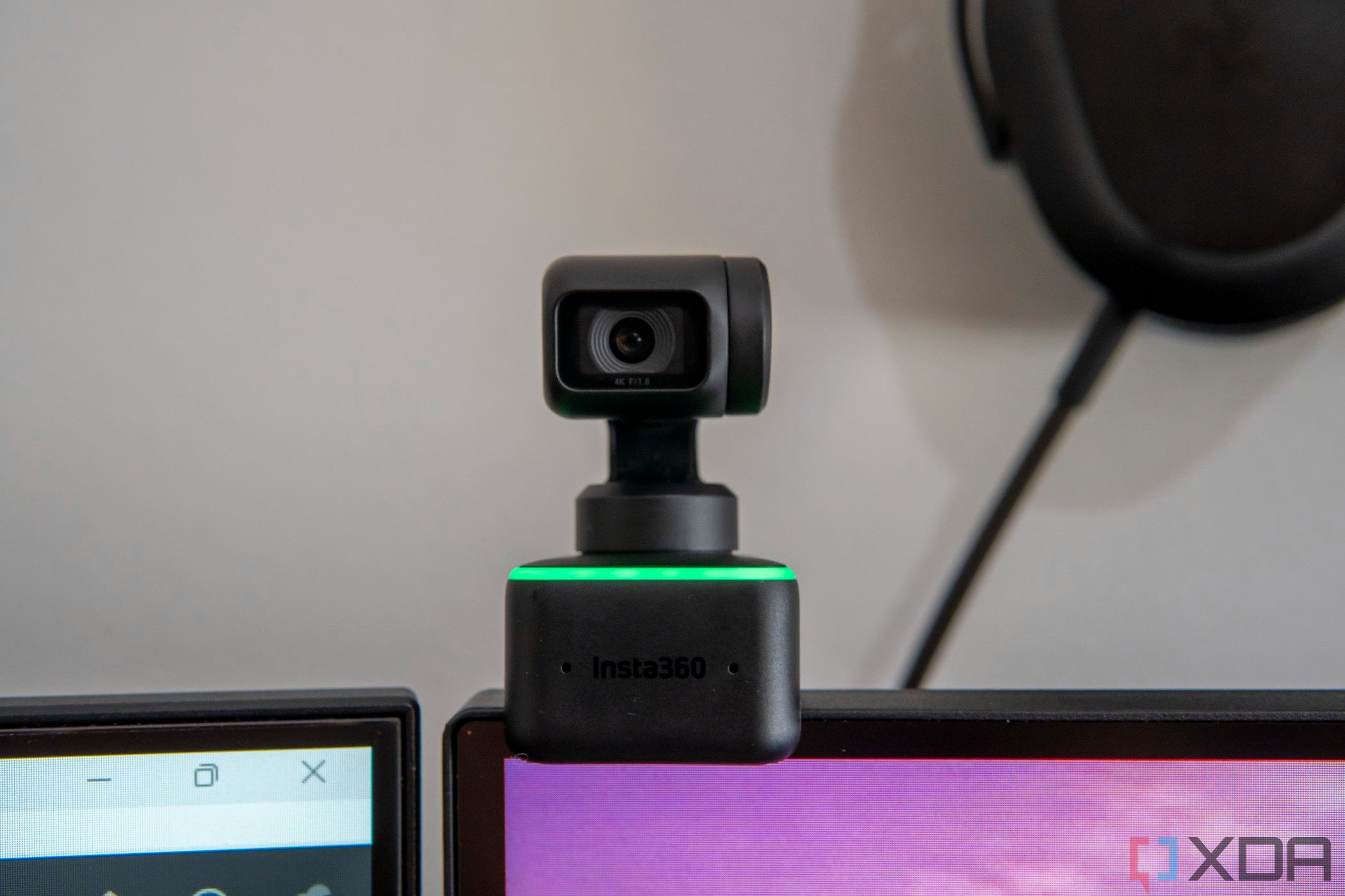 Cámara web Insta360 Link montada en un monitor