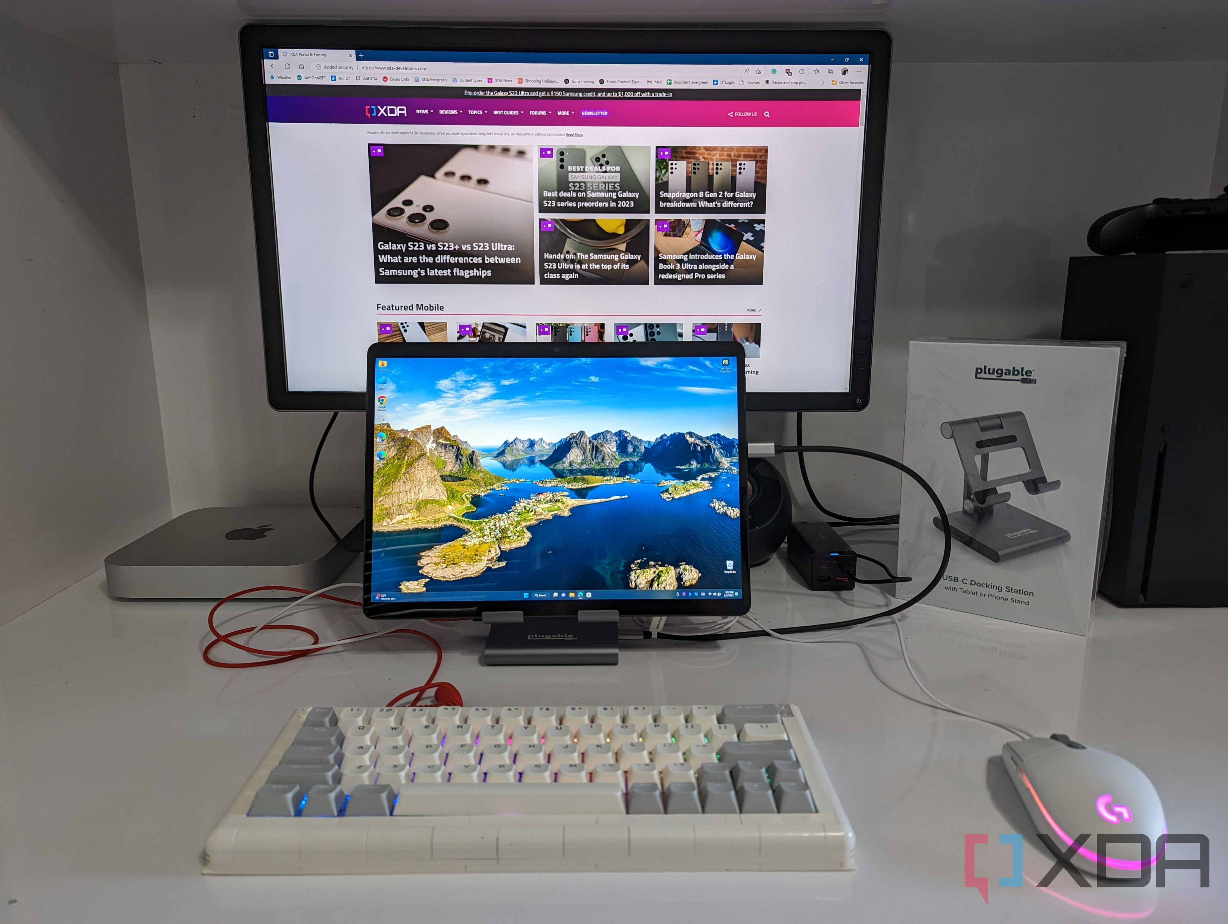 El puerto USB-C enchufable en un monitor con Surface Pro 9