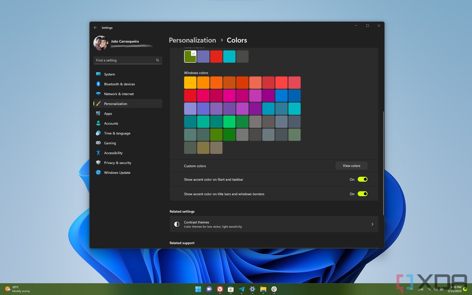 Screenshot of a Windows 11 desktop and Settings app with the accent color enabled for the taskbar and window borders