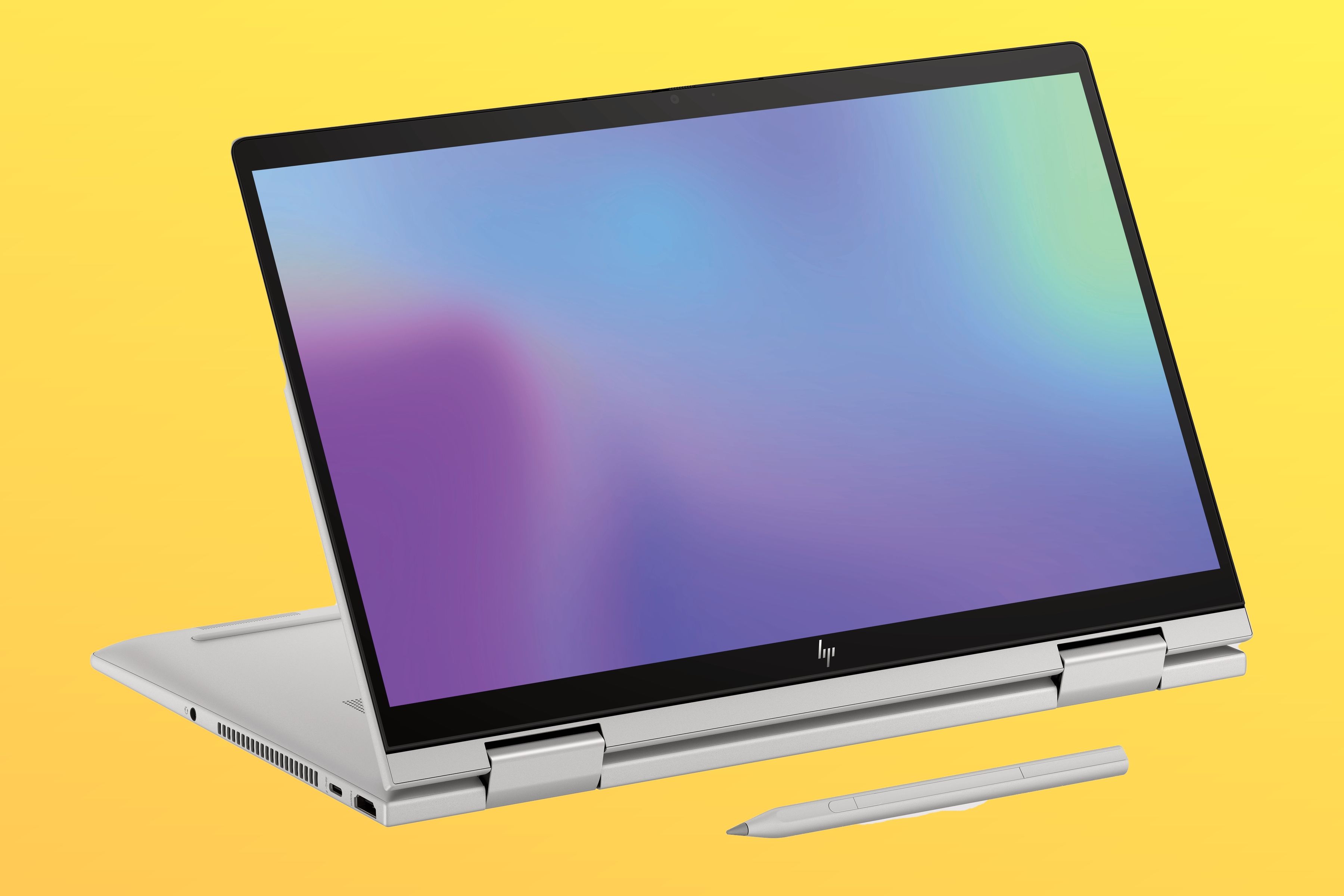 HP Envy x360 14 2-in-1-Laptop im Standmodus vor einem orangefarbenen Hintergrund mit Farbverlauf