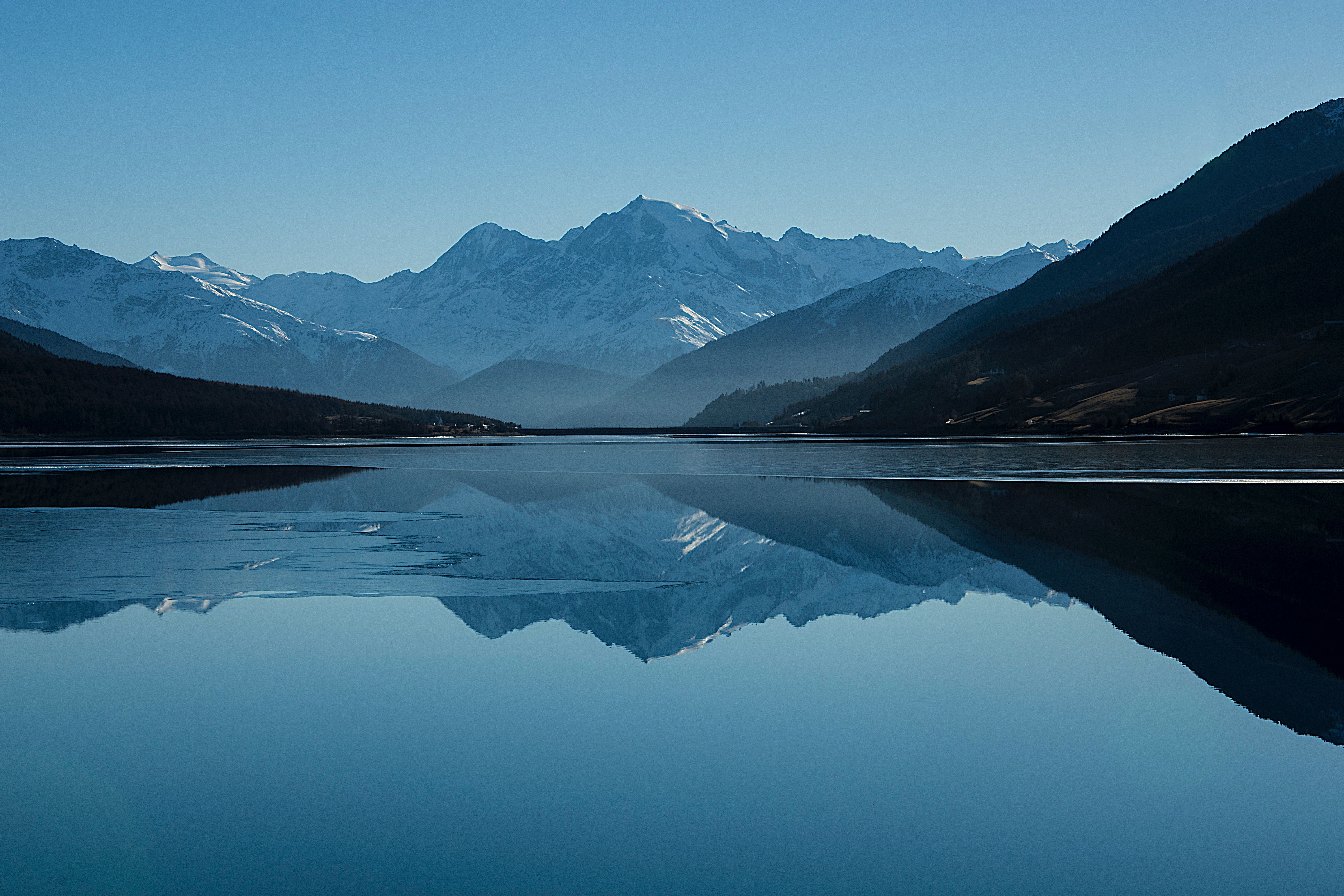 Cuerpo de lago tranquilo entre montañas