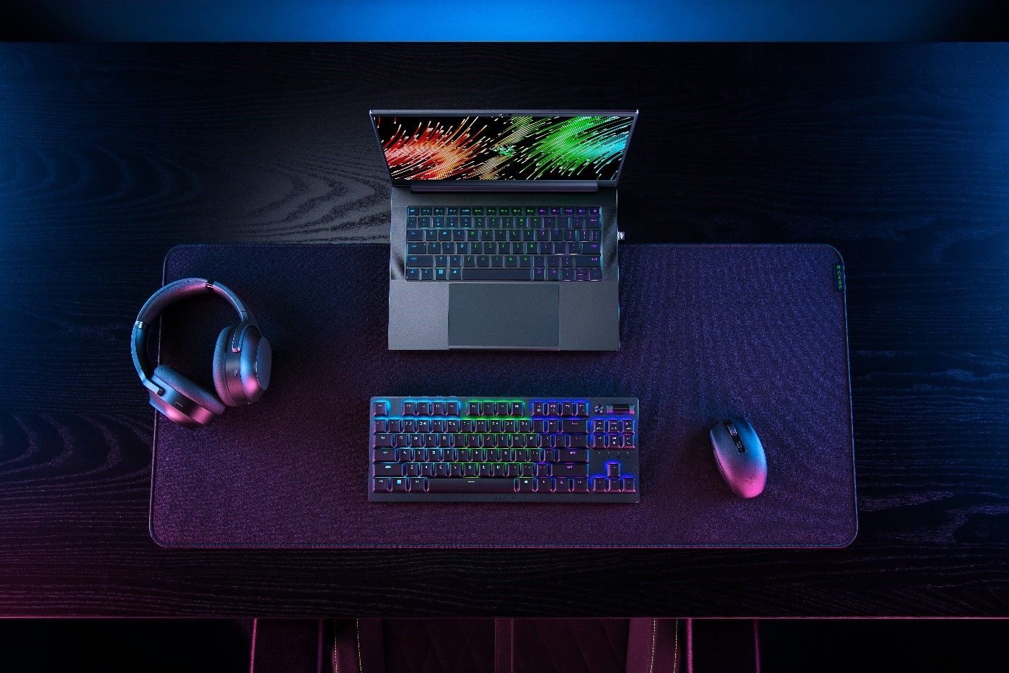 Vista superior del Razer Blade 14 con mouse y auriculares sobre un escritorio