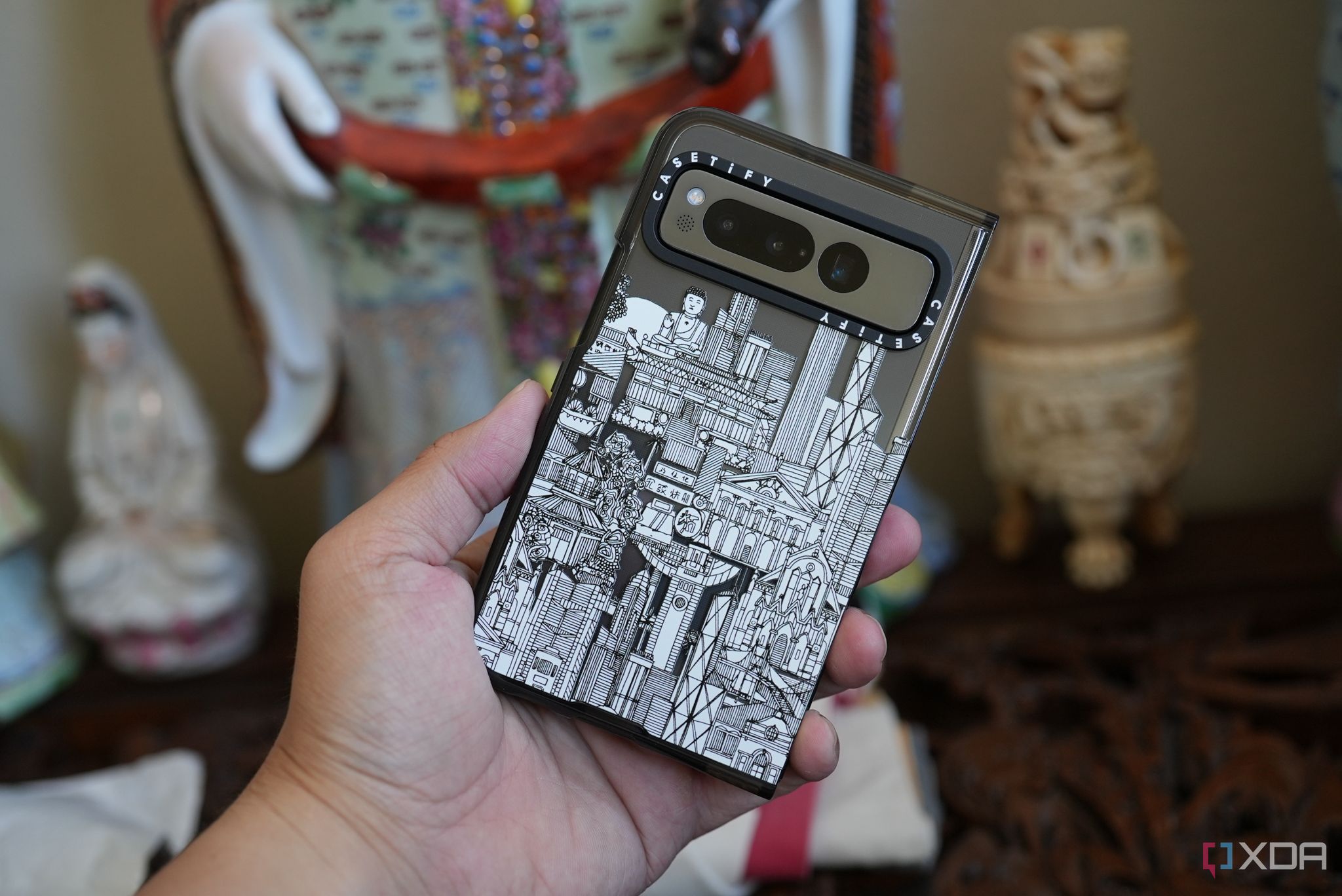 Funda Casetify Pixel Fold con ilustración de Hong Kong.