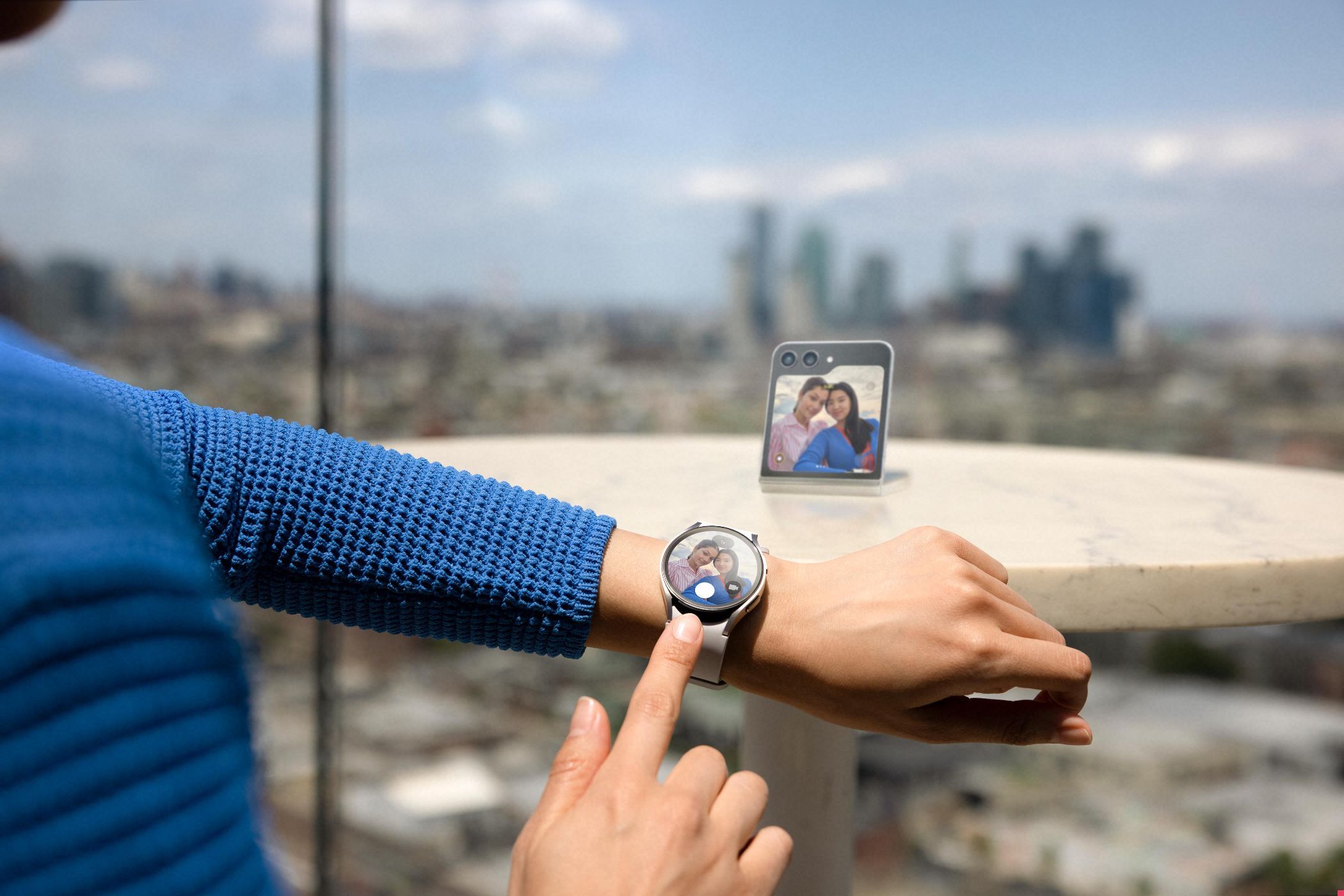 Persona haciendo clic en una foto en un Galaxy Z Flip 5 usando un Galaxy Watch 6.