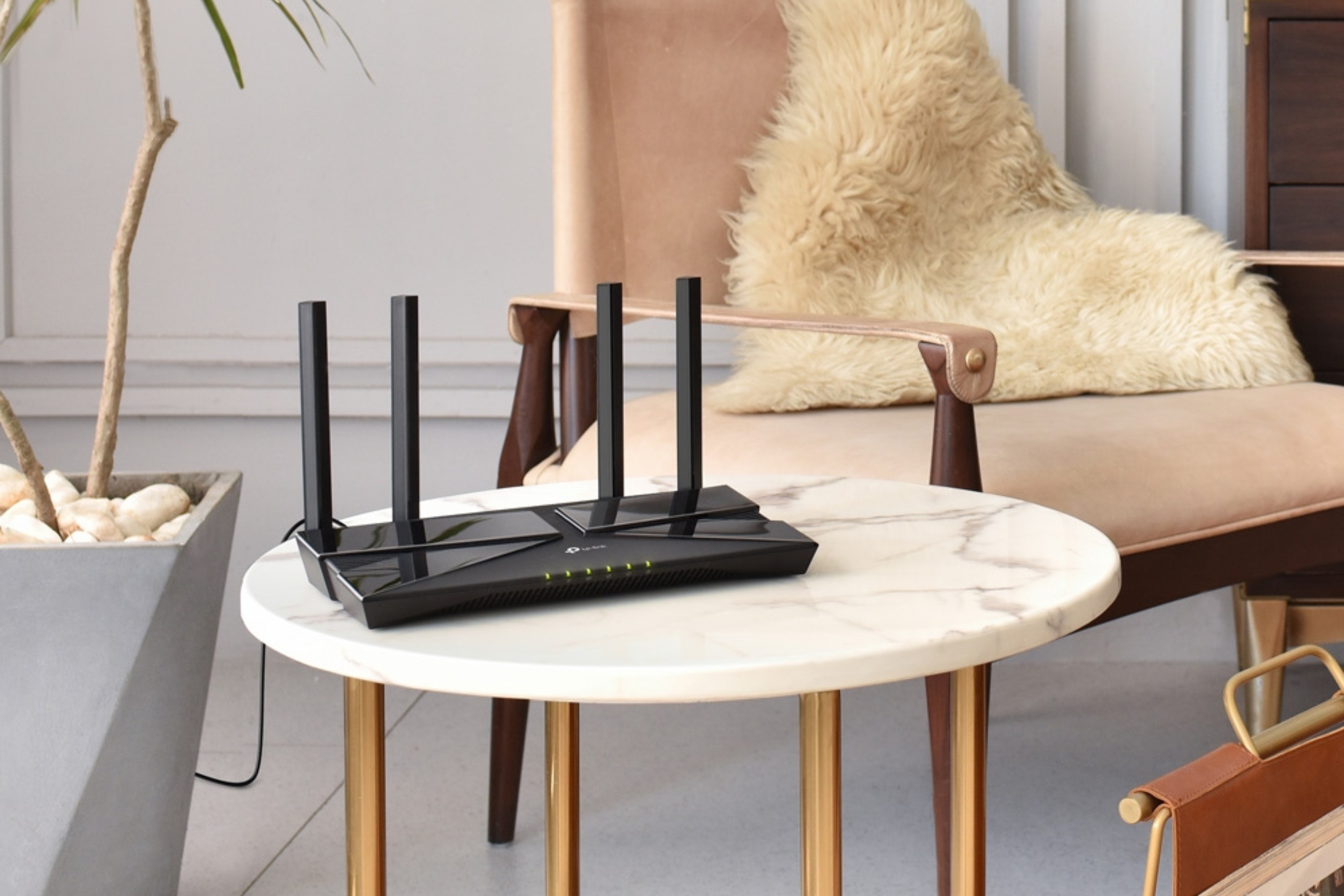 Router WiFi 6 TP-Link AX1800 sobre una mesa de mármol con pieles de fondo