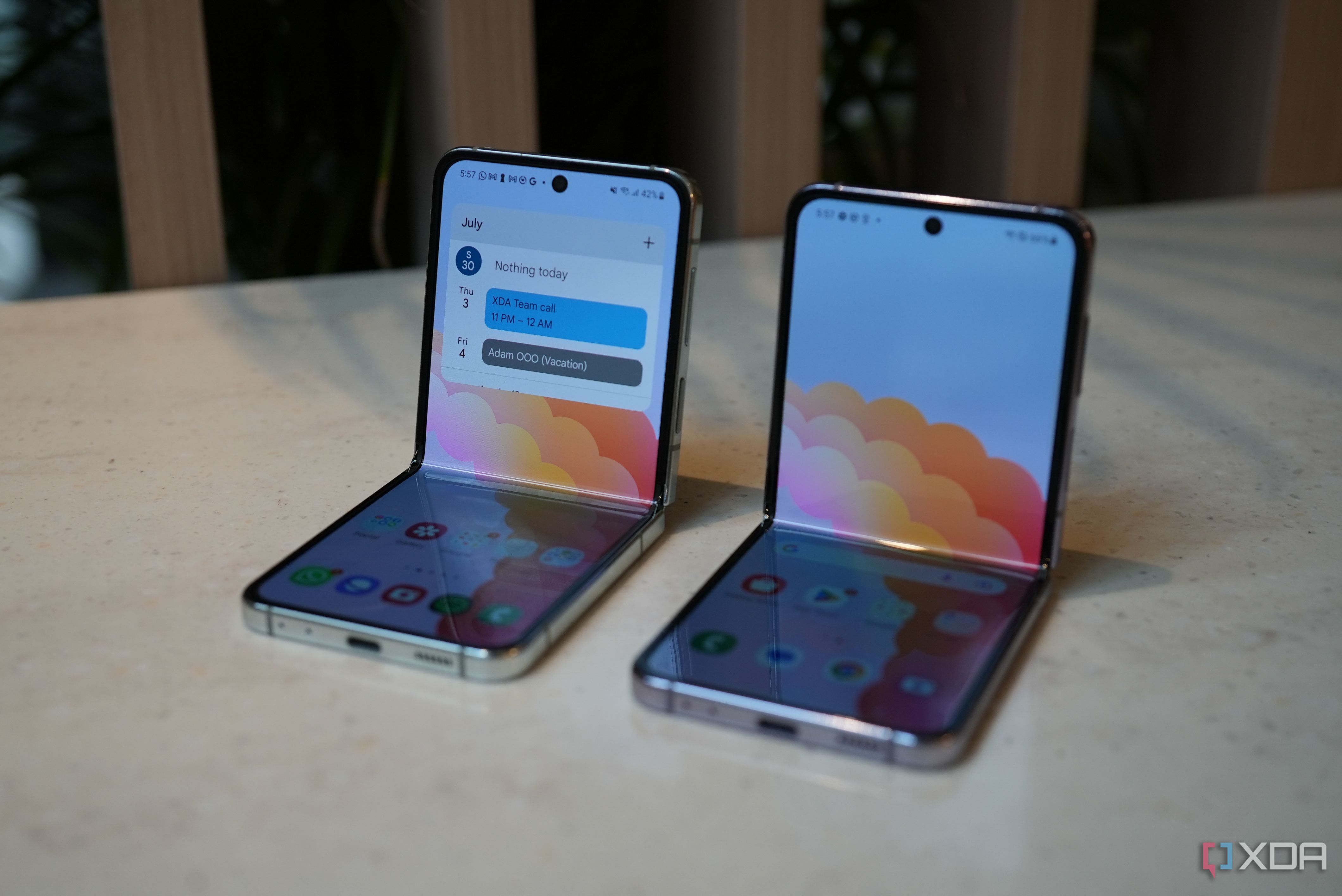 Galaxy Z Flip 5 (left) and Flip 4 (right).