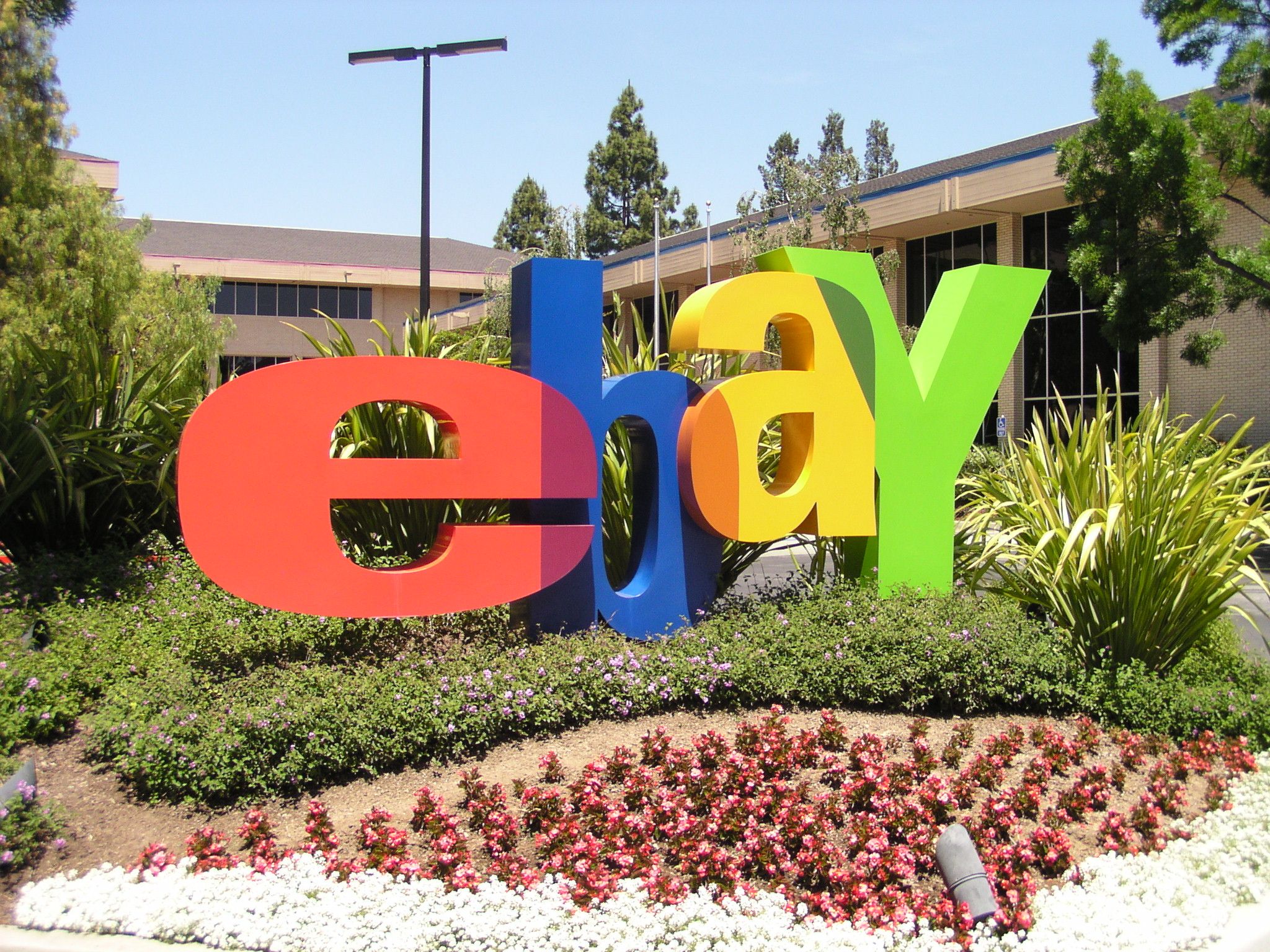 Вывеска eBay перед кампусом Уитмена в 2009 году.