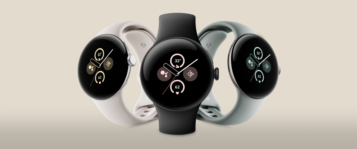 Una imagen que muestra un trío de Google Pixel Watch 2 en diferentes colores sobre un fondo liso.