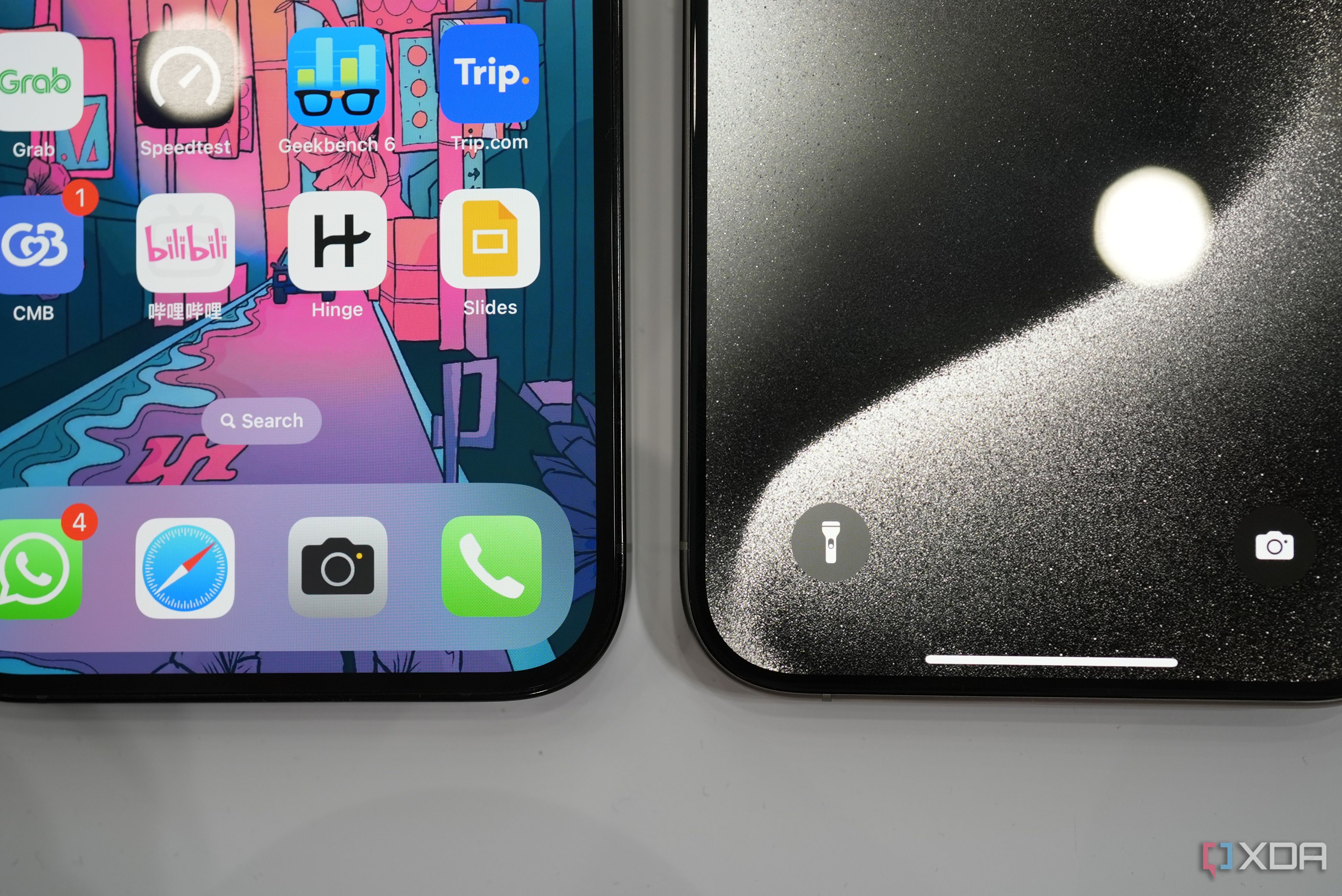 Marco del iPhone 14 Pro Max (izquierda) y marco del iPhone 15 Pro Max (derecha)