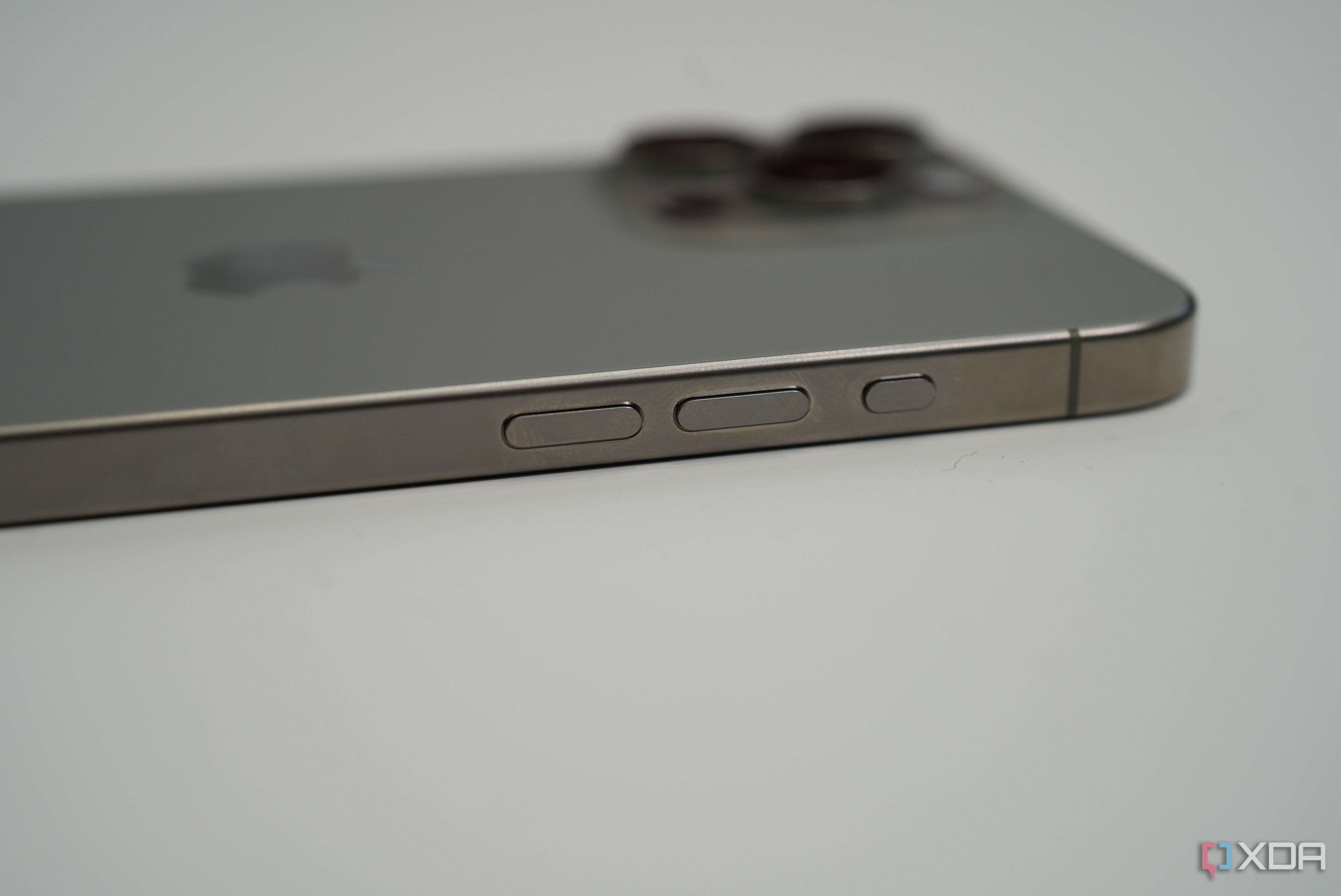 iPhone 15 Pro Max με πλαίσιο από τιτάνιο και στρογγυλεμένες άκρες