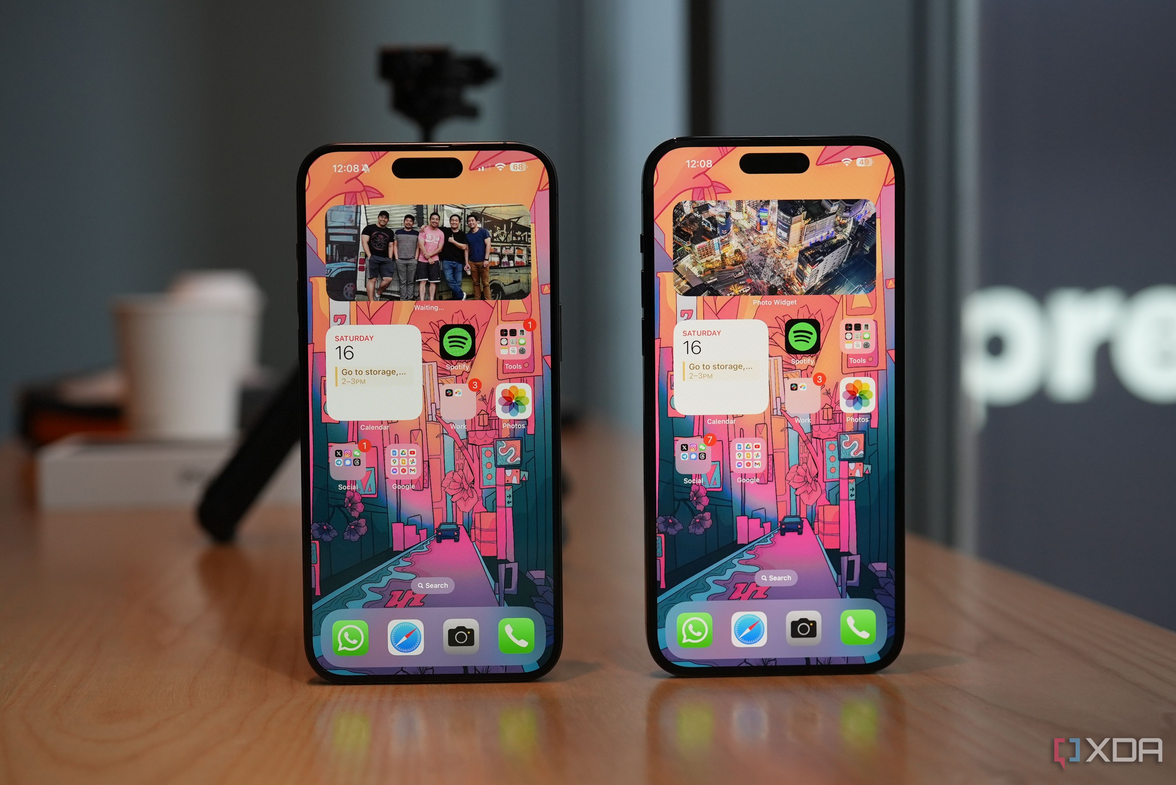 iPhone 15 Pro Max (left) and iPhone 14 Pro Max (right). The iPhone 15 Pro Max appears to have thinner bezels, but it's all due to the slimmer titanium frame.
