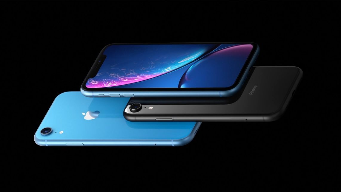 3 modelos de iPhone XR en negro y azul